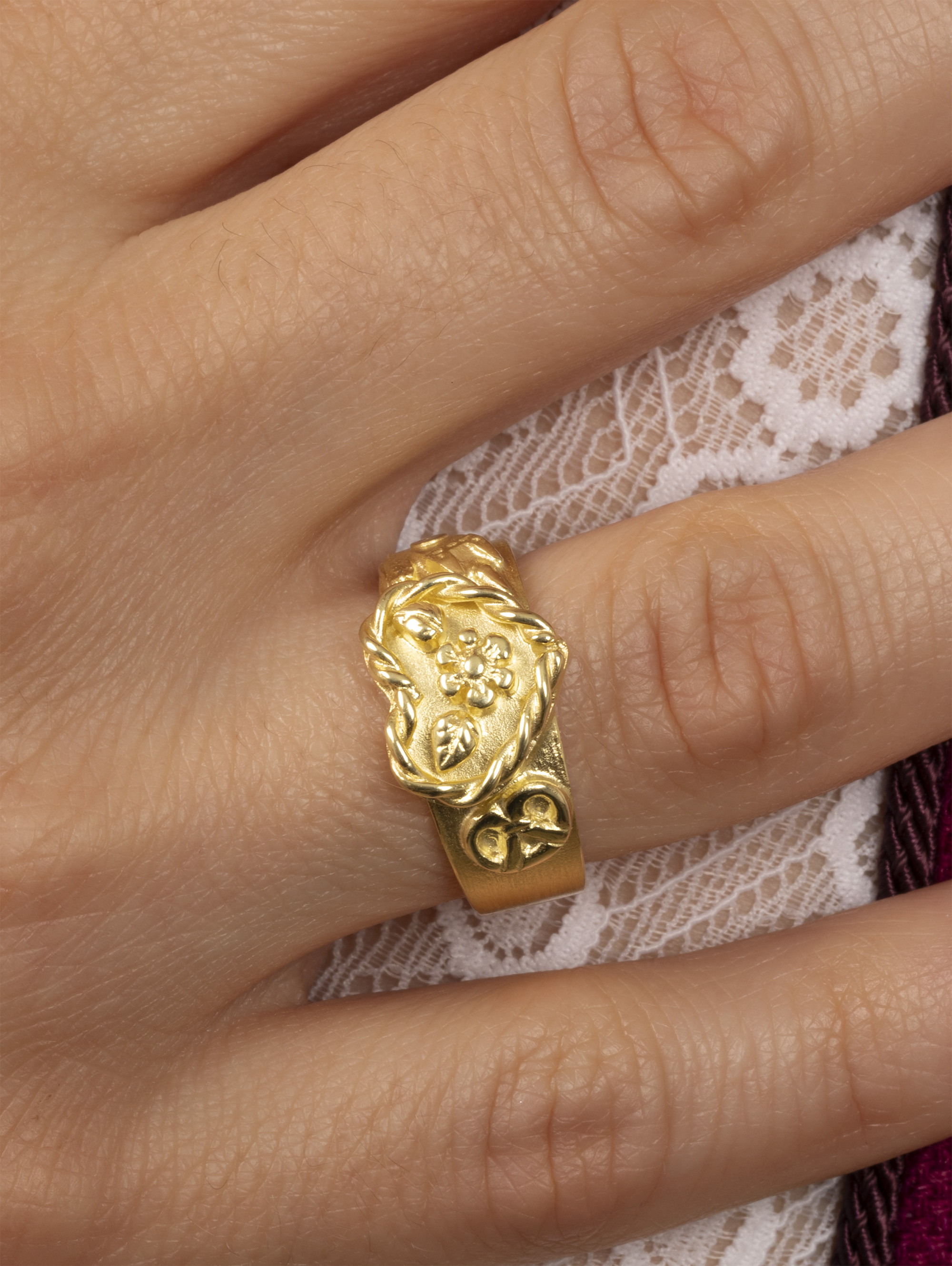 LESER Modelbild- Volksfestherz Ring aus Gelbgold LESER Modelbild- Volksfestherz Ring aus Gelbgold