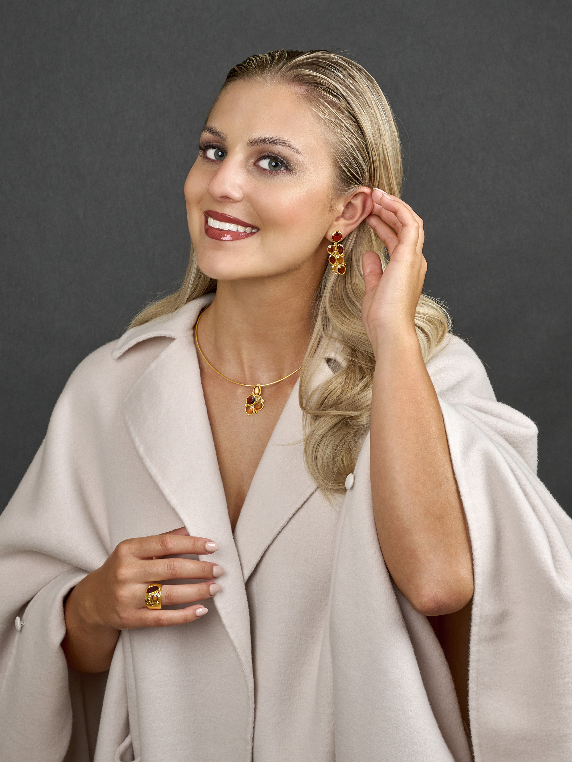 LESER Modelbild- Anhänger und Ohrstecker aus Gelbgold mit Granat und Saphir LESER Modelbild- Anhänger und Ohrstecker aus Gelbgold mit Granat und Saphir