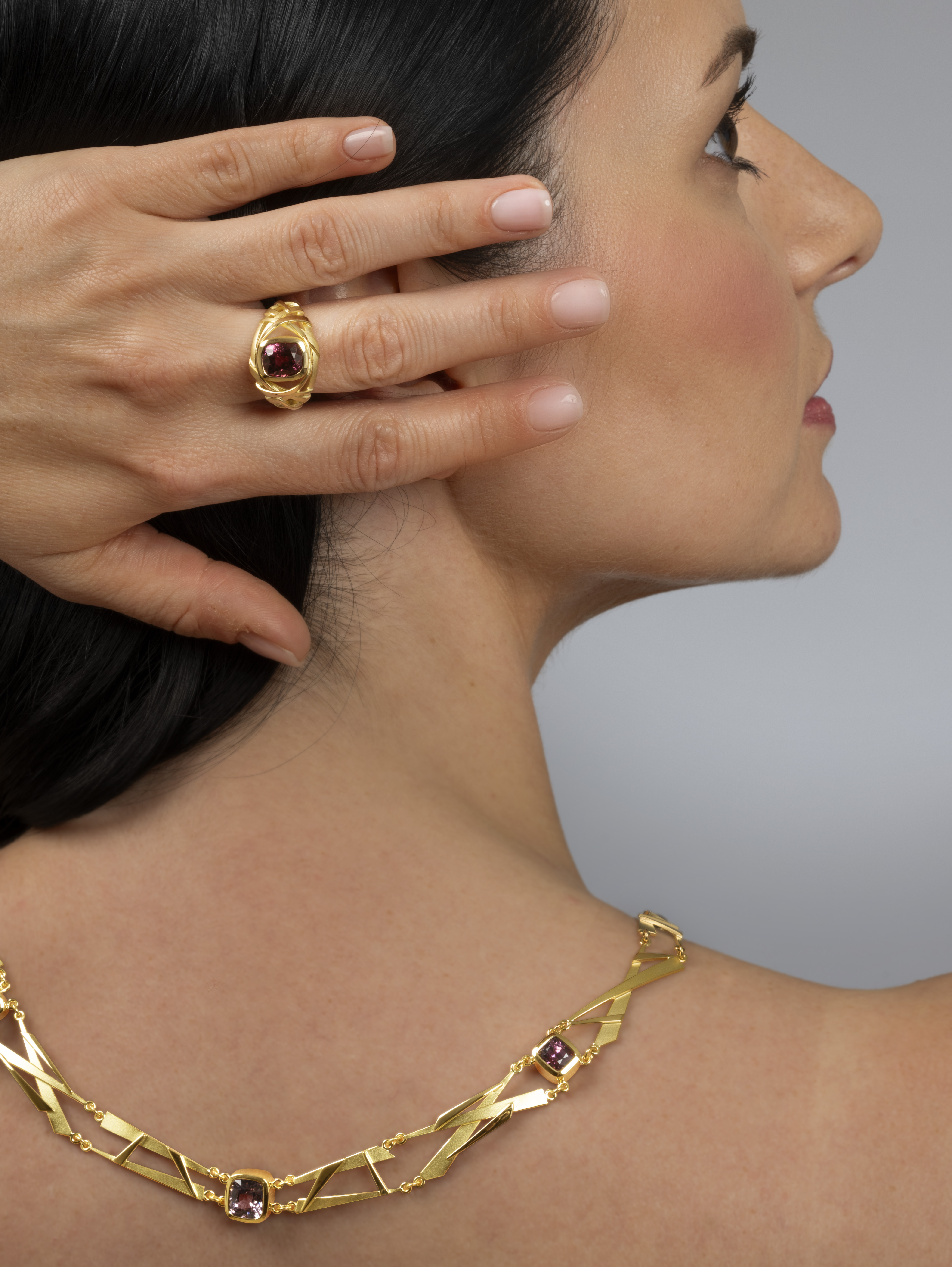 LESER Modelbild- Collier. RIng und Collier aus Gelbgold mit Spinell LESER Modelbild- Collier. RIng und Collier aus Gelbgold mit Spinell