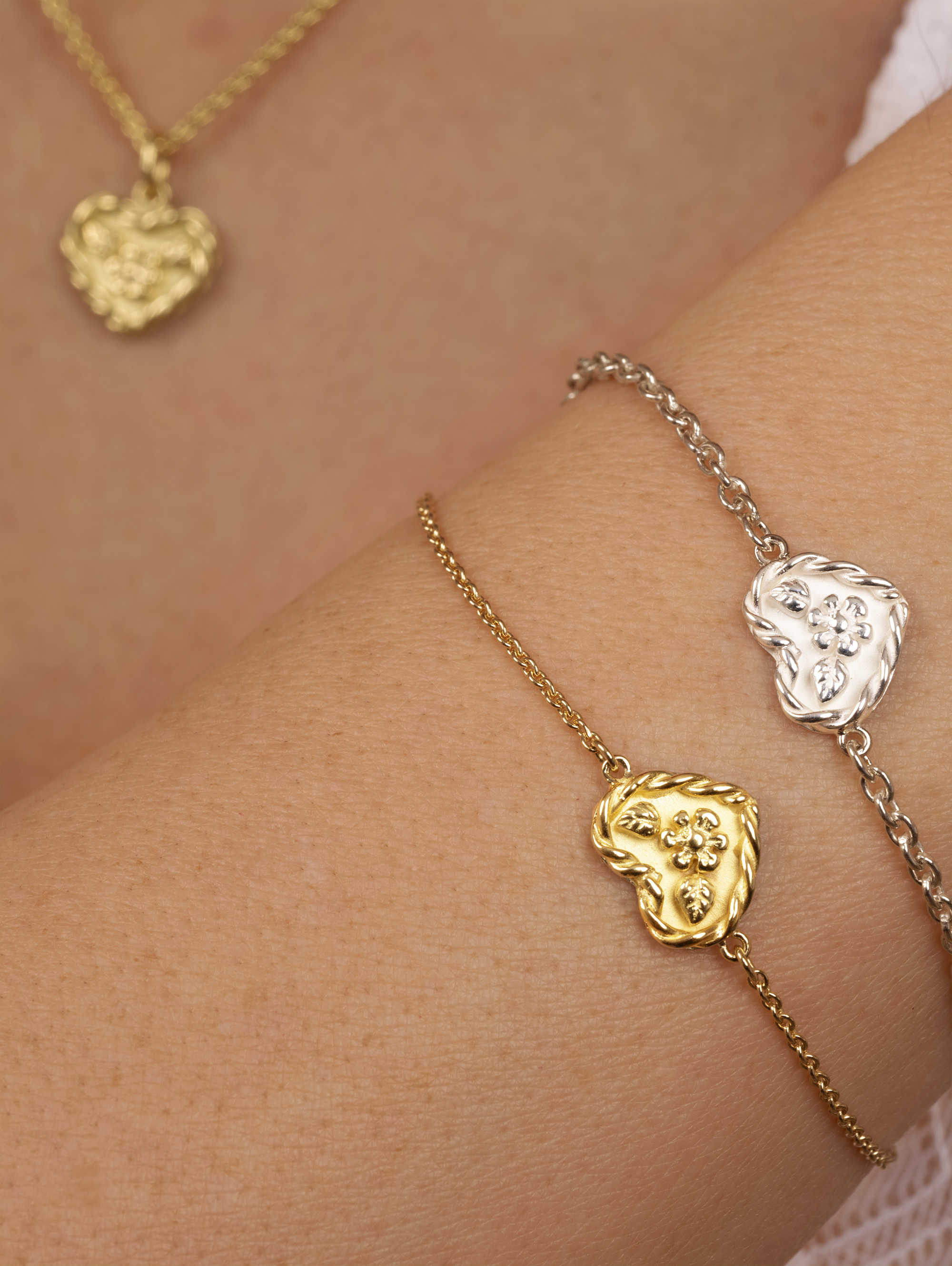 LESER Modelbild- Volksfestherz Anhänger und Armband aus Gelbgold und Silber LESER Modelbild- Volksfestherz Anhänger und Armband aus Gelbgold und Silber