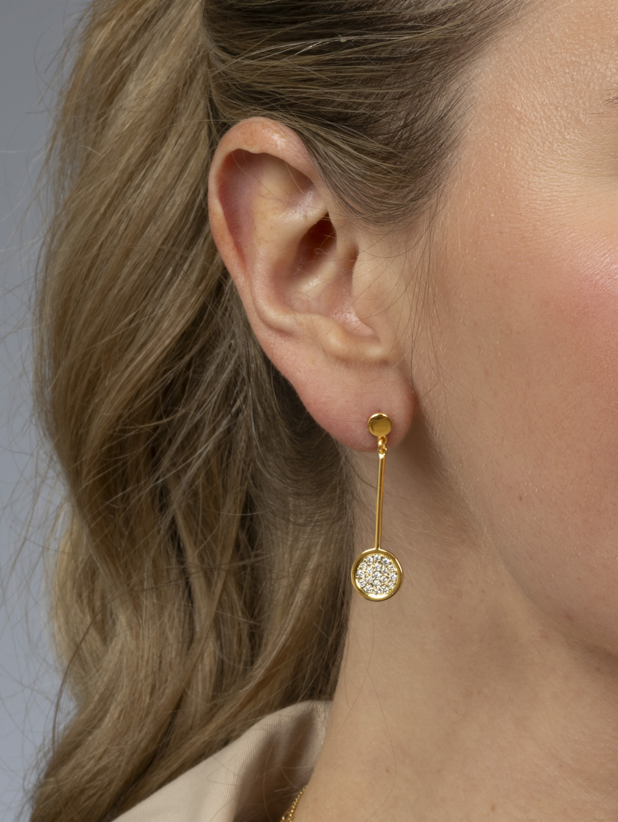 LESER Modelbild- Junger Luxus Ohrstecker aus Gelbgold und Brillanten LESER Modelbild- Junger Luxus Ohrstecker aus Gelbgold und Brillanten