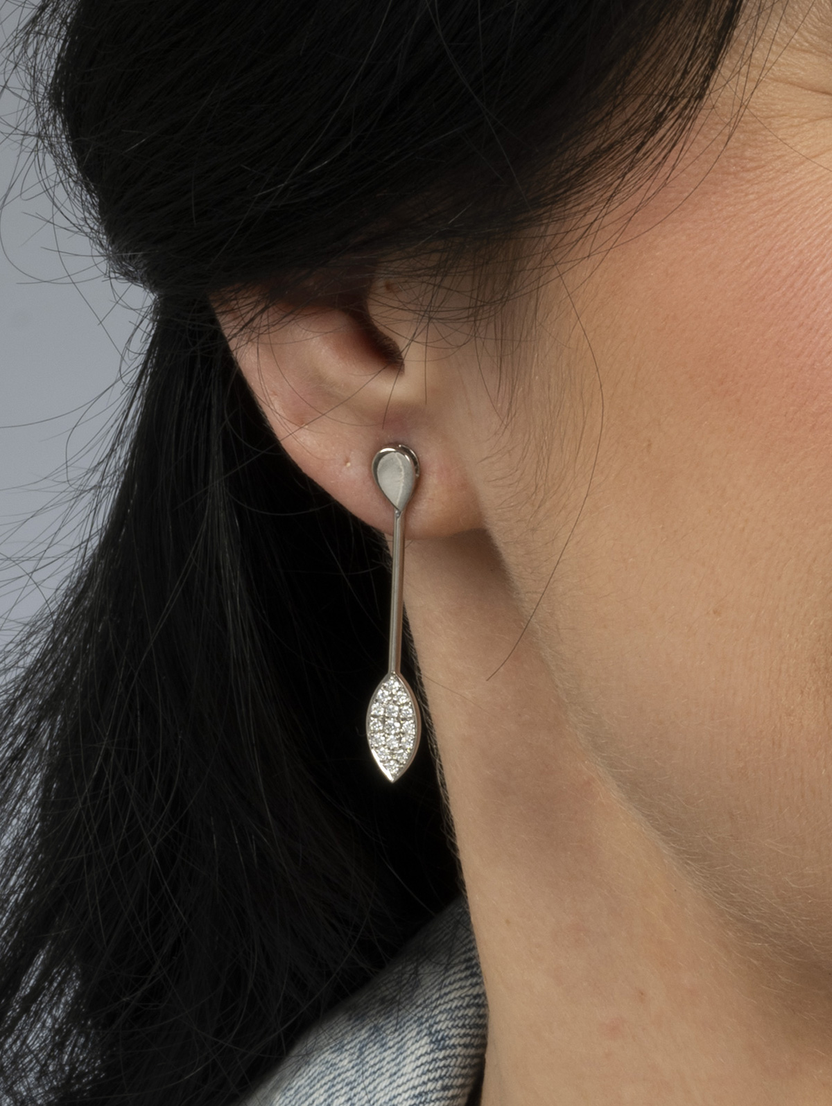 LESER Modelbild- JungerLuxus Ohrstecker aus Weißgold und Brillanten LESER Modelbild- JungerLuxus Ohrstecker aus Weißgold und Brillanten