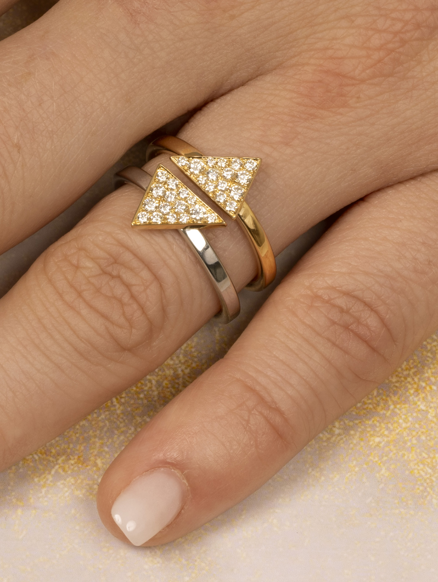 LESER Modelbild- JungerLuxus Ringe aus Roségold und Weißgold mit Brillanten LESER Modelbild- JungerLuxus Ringe aus Roségold und Weißgold mit Brillanten