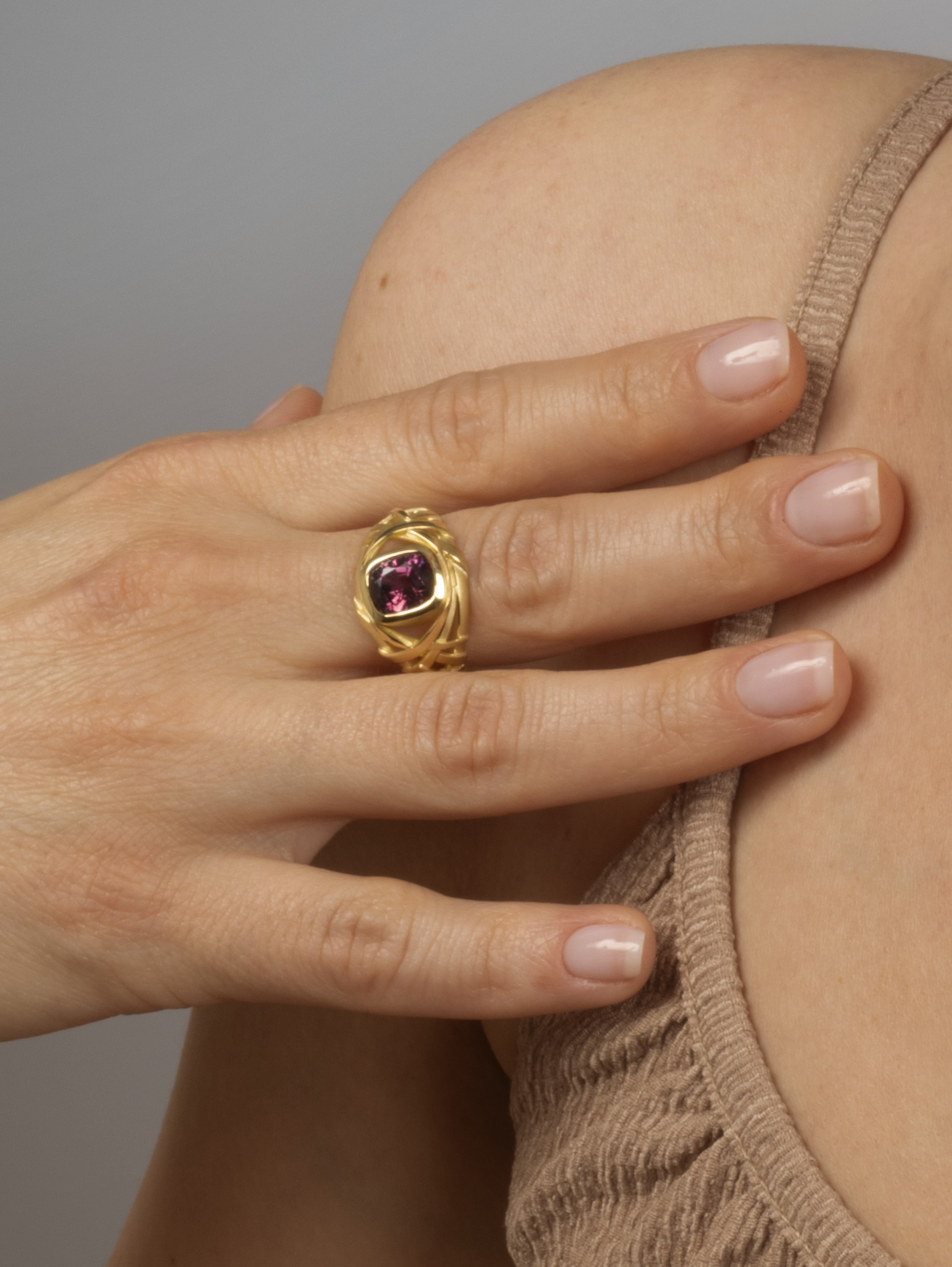 LESER Modelbild- Collier. RIng aus Gelbgold mit Spinell LESER Modelbild- Collier. RIng aus Gelbgold mit Spinell