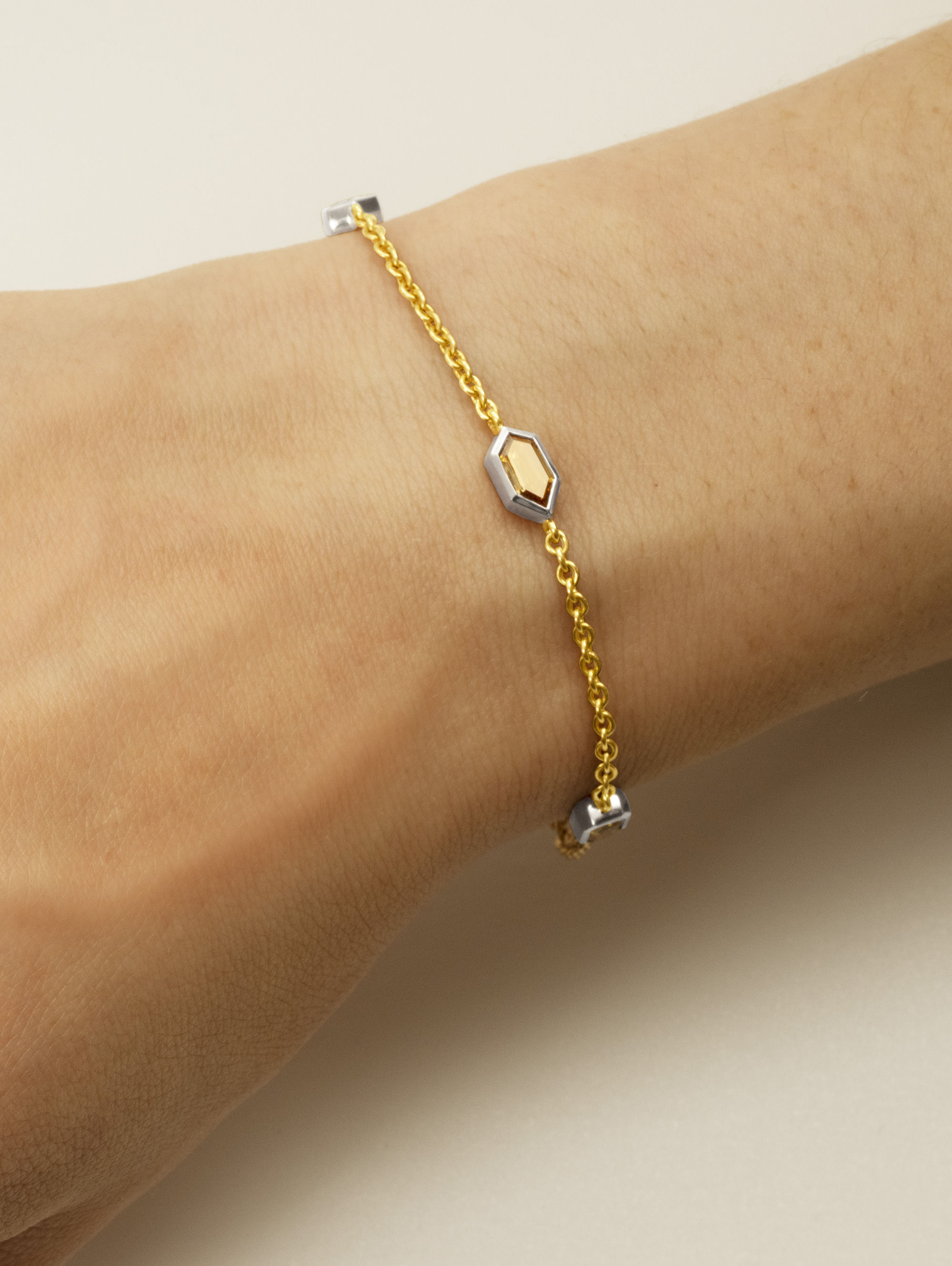 LESER Modelbild- Armband aus Gelbgold mit Diamanten LESER Modelbild- Armband aus Gelbgold mit Diamanten