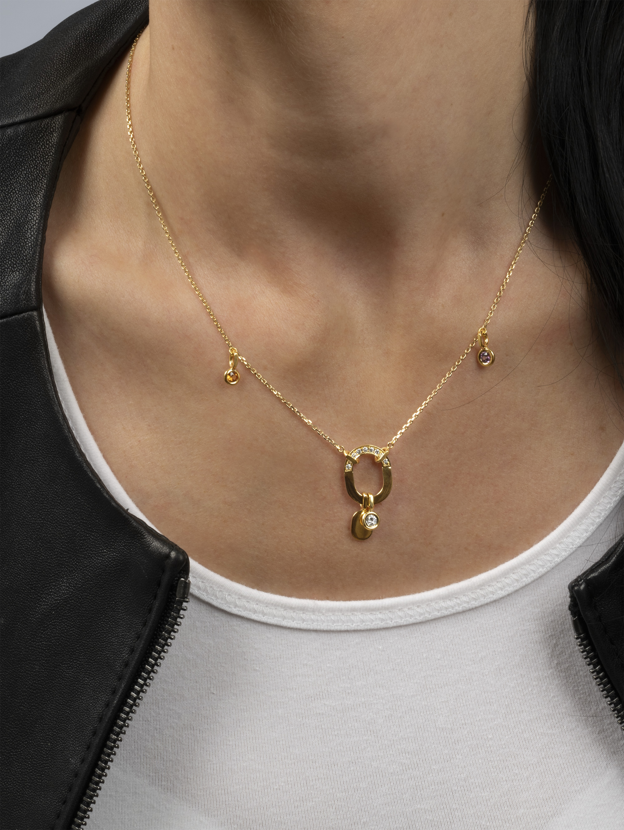 LESER Modelbild- JungerLuxus Collier aus Gelbgold und Brillanten LESER Modelbild- JungerLuxus Collier aus Gelbgold und Brillanten