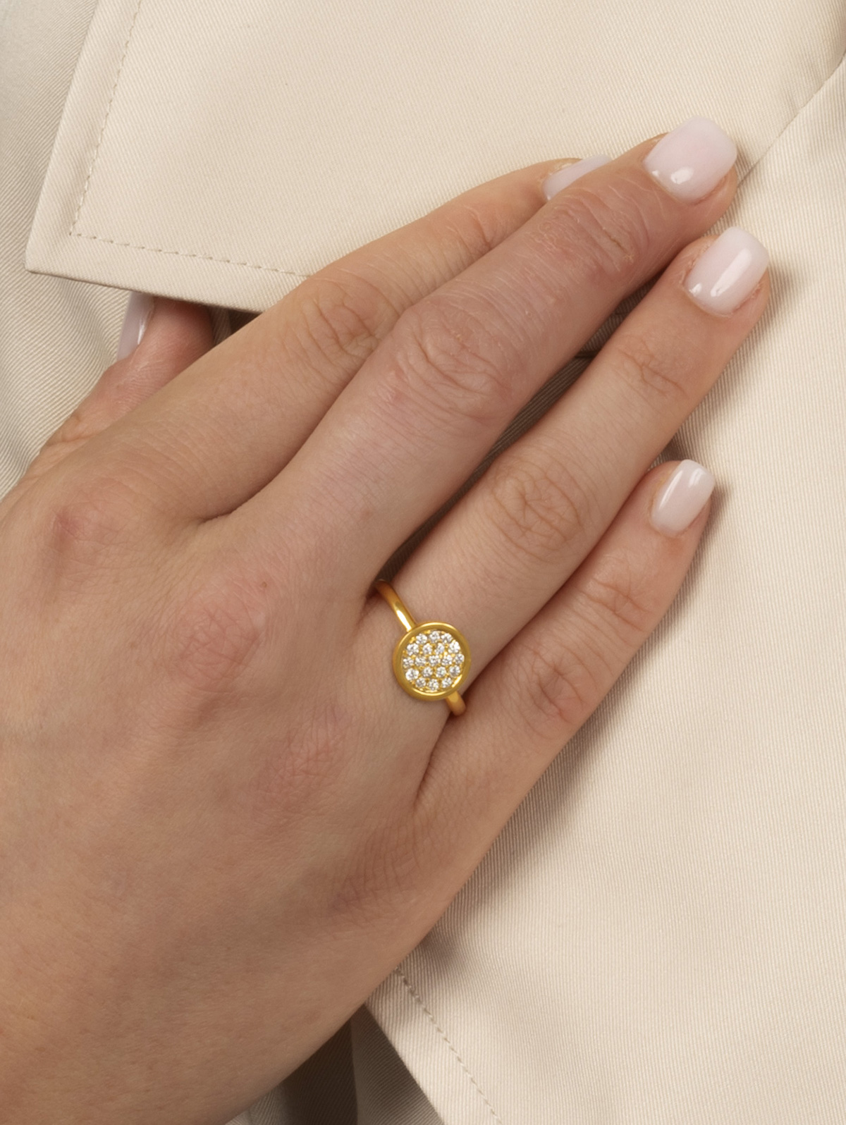 LESER Modelbild- JungerLuxus Ring aus Gelbgold und Brillanten LESER Modelbild- JungerLuxus Ring aus Gelbgold und Brillanten