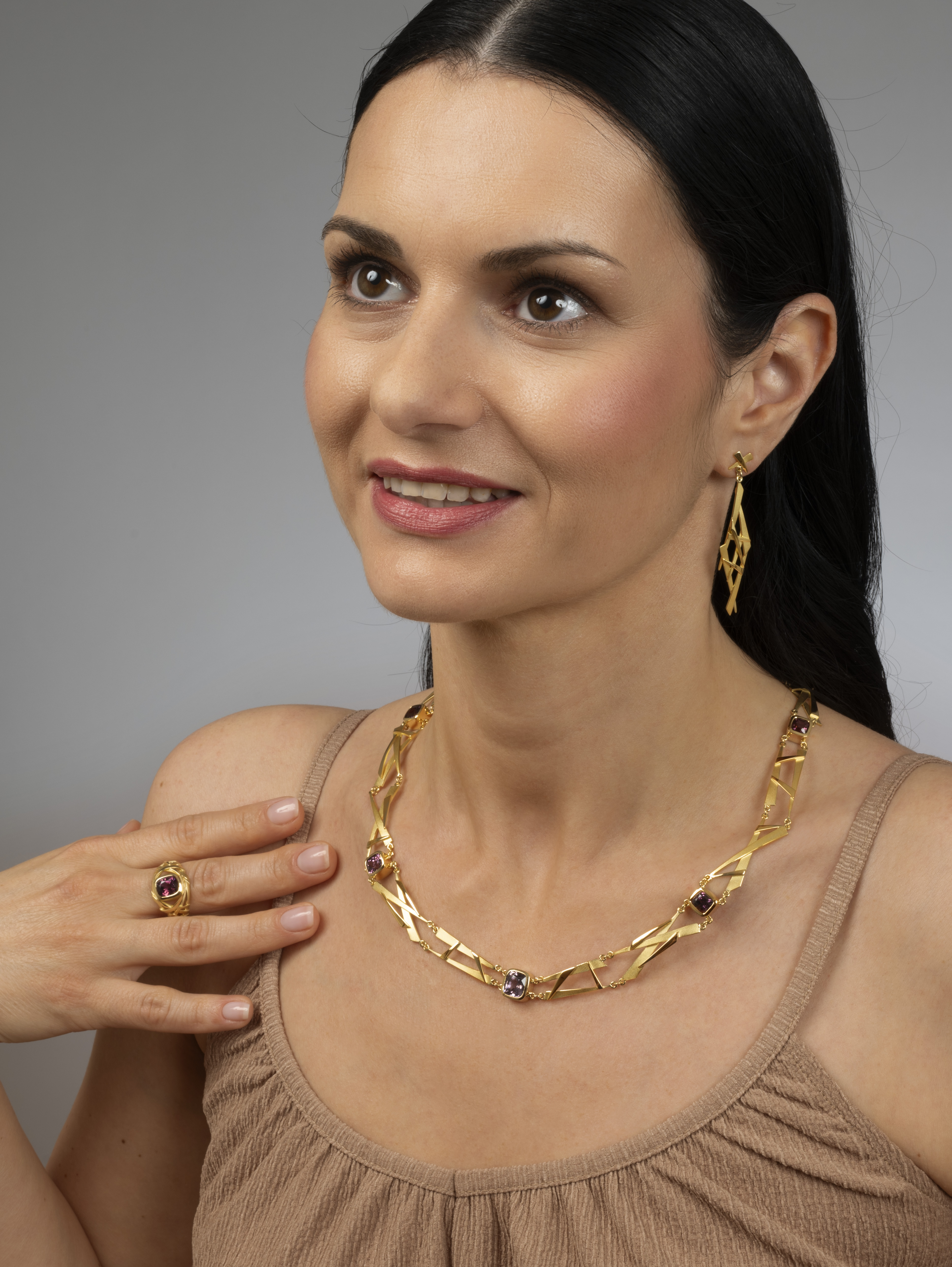 LESER Modelbild- Collier. RIng und Ohrstecker aus Gelbgold mit Spinell LESER Modelbild- Collier. RIng und Ohrstecker aus Gelbgold mit Spinell