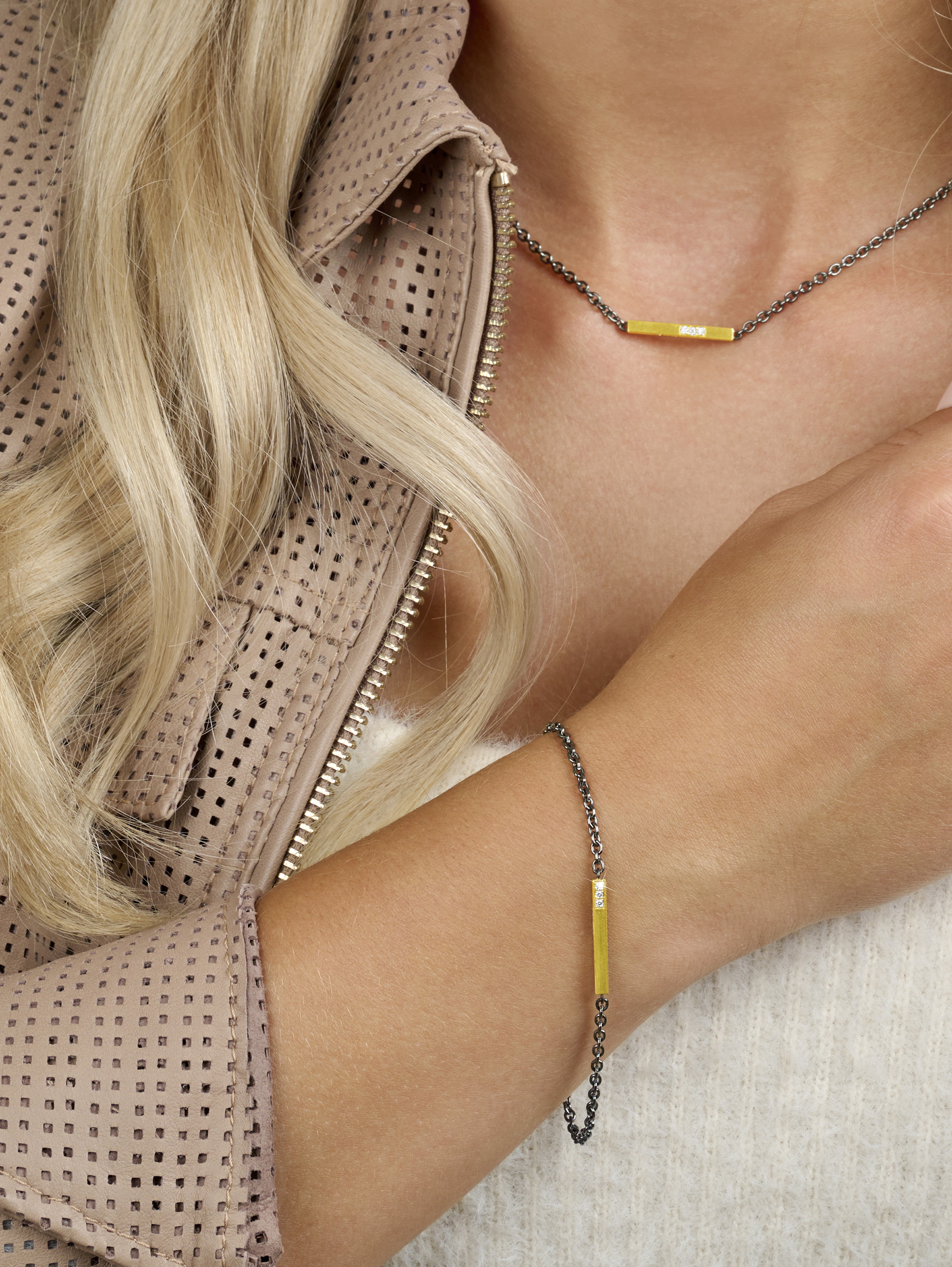 LESER Modelbild- Collier und Armband aus Silber oxydiert und Gelbgold mit Brillanten LESER Modelbild- Collier und Armband aus Silber oxydiert und Gelbgold mit Brillanten