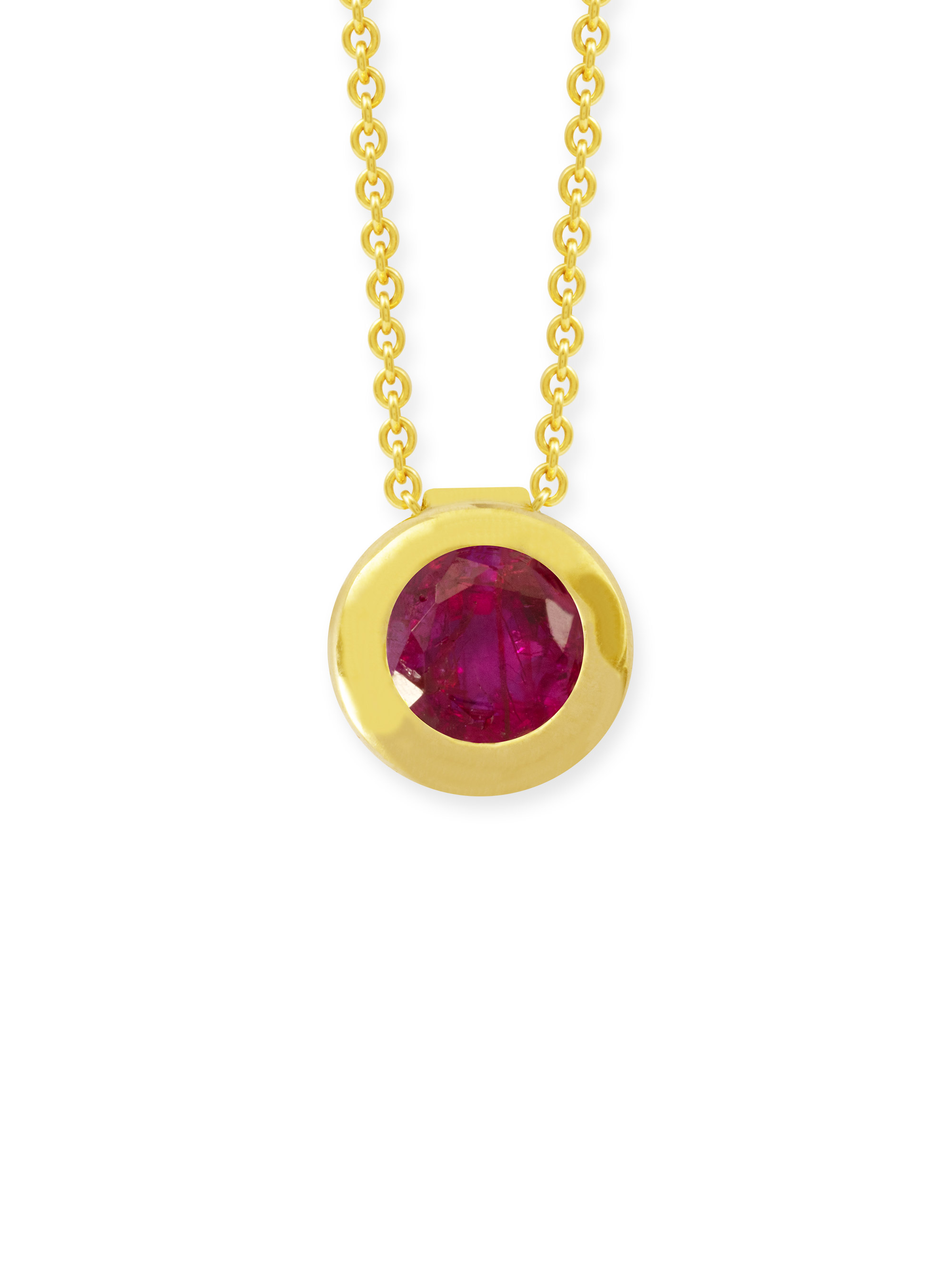 Collier aus 750 Gelbgold (18 Karat) mit einem runden, facettierten Rubin. Das Collier hat als Verschluss einen Federring und ist 42 cm lang. Vorderansicht.