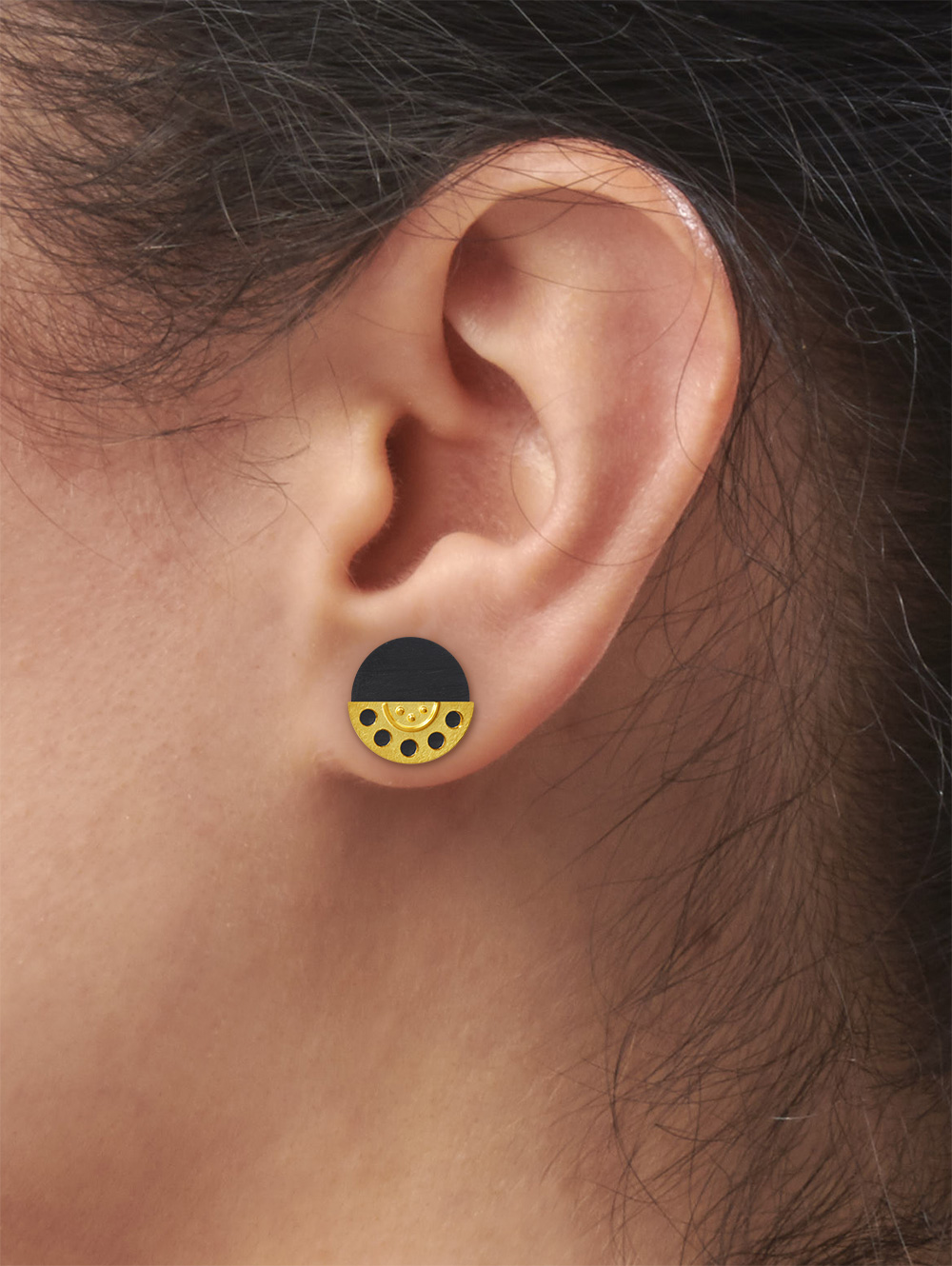 LESER Modelbild-Ohr-Gelbgold-Carbon-112423 LESER Modelbild-Ohr-Gelbgold-Carbon-112423