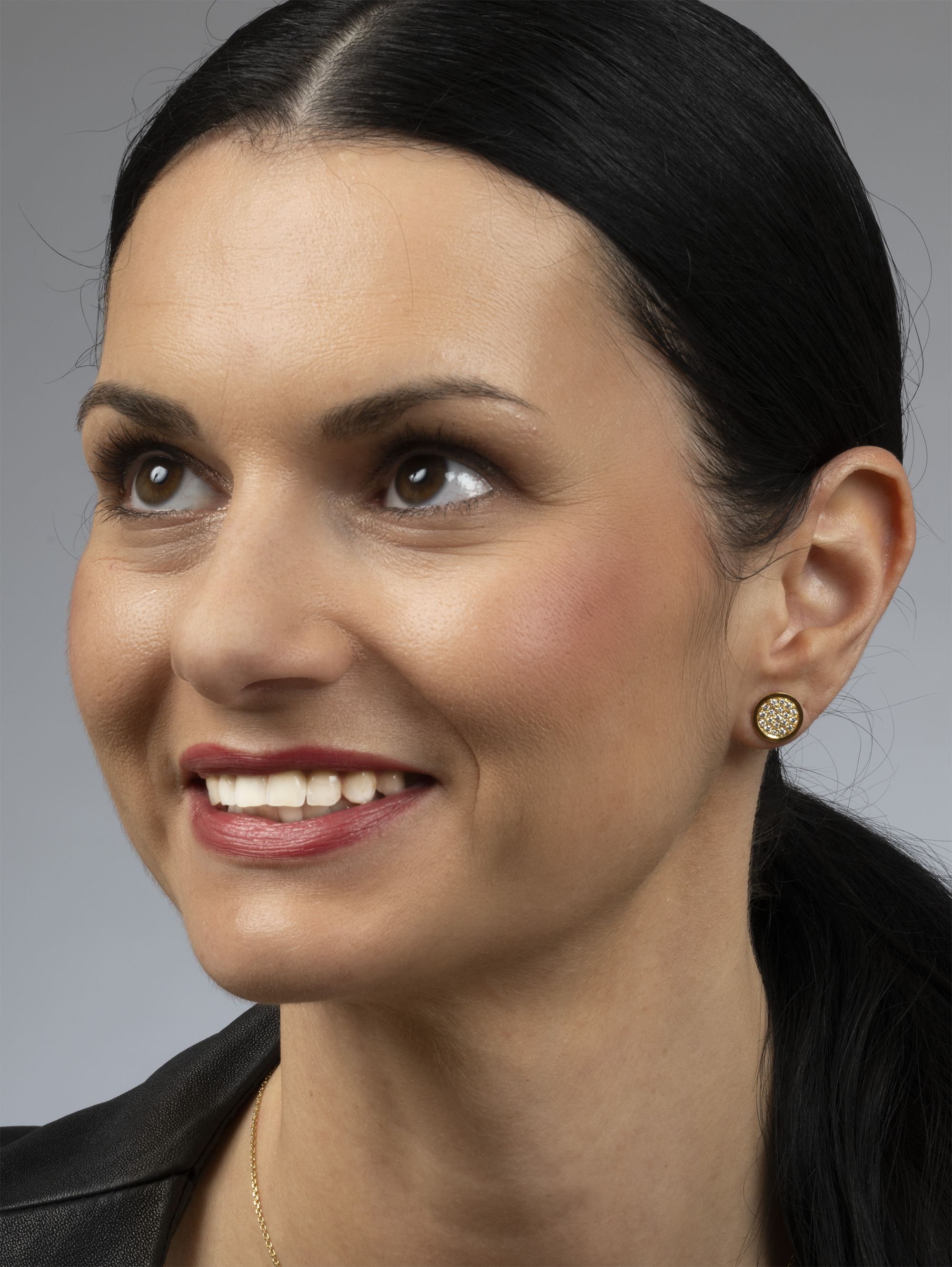 LESER Modelbild- Junger Luxus Ohrstecker aus Gelbgold und Brillanten LESER Modelbild- Junger Luxus Ohrstecker aus Gelbgold und Brillanten