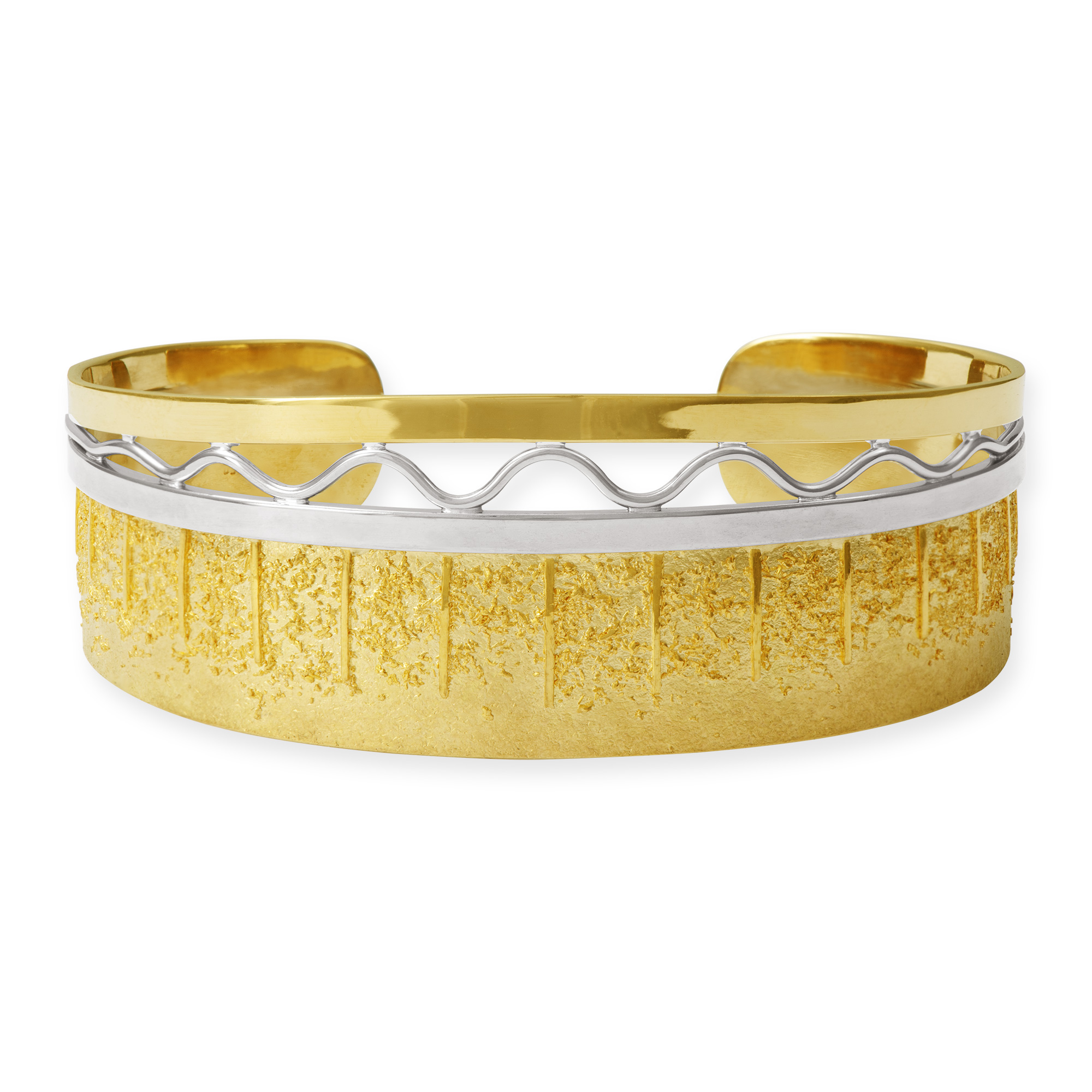 Armspange aus 750 Gelbgold (18 Karat), 999 Feingold (24 Karat) und 750 Weißgold (18 Karat) mit Wellendesign und Oberfäche mit Struktur.