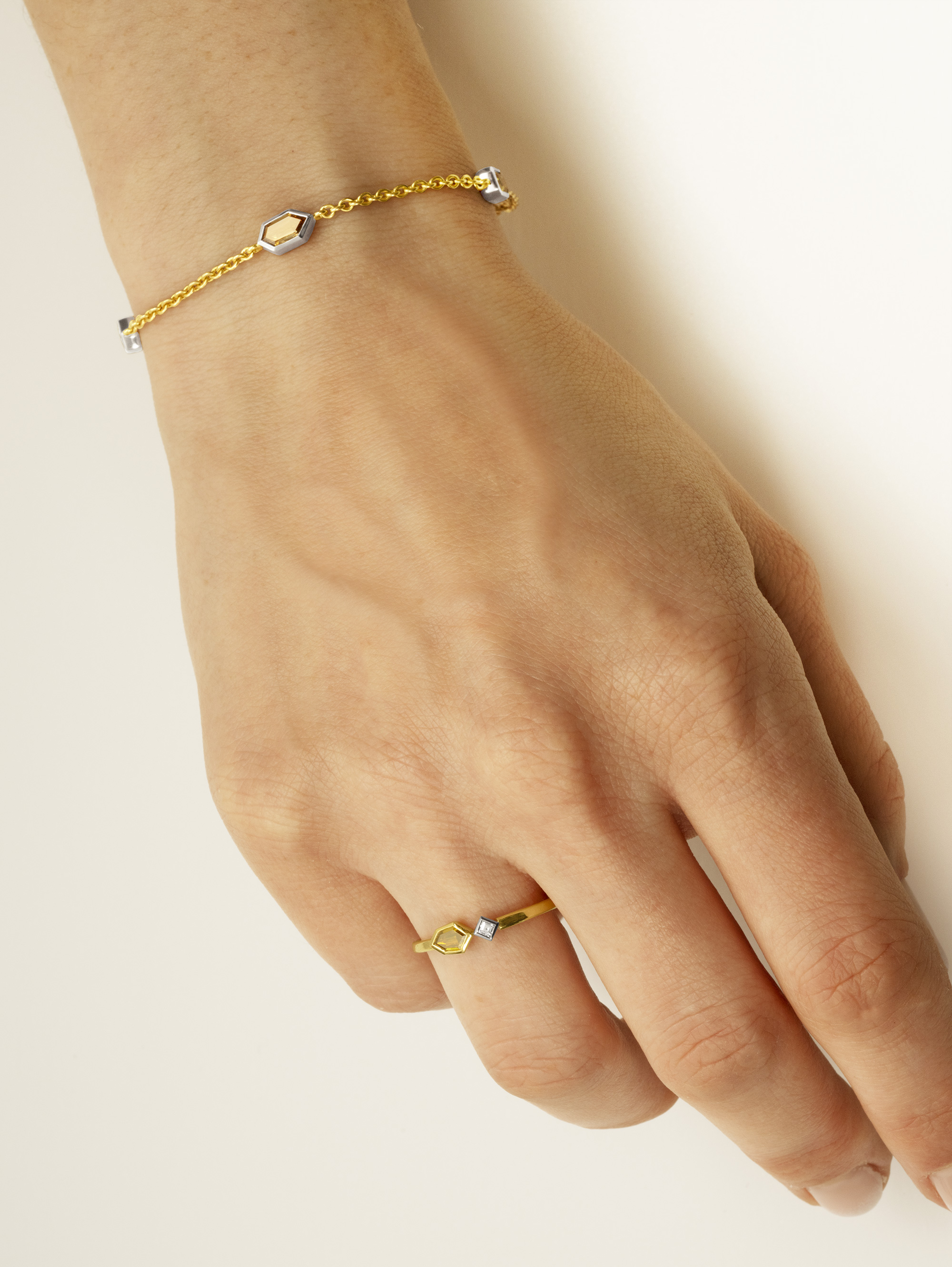 LESER Modelbild- Armband und Ring aus Gelbgold mit Diamanten LESER Modelbild- Armband und Ring aus Gelbgold mit Diamanten