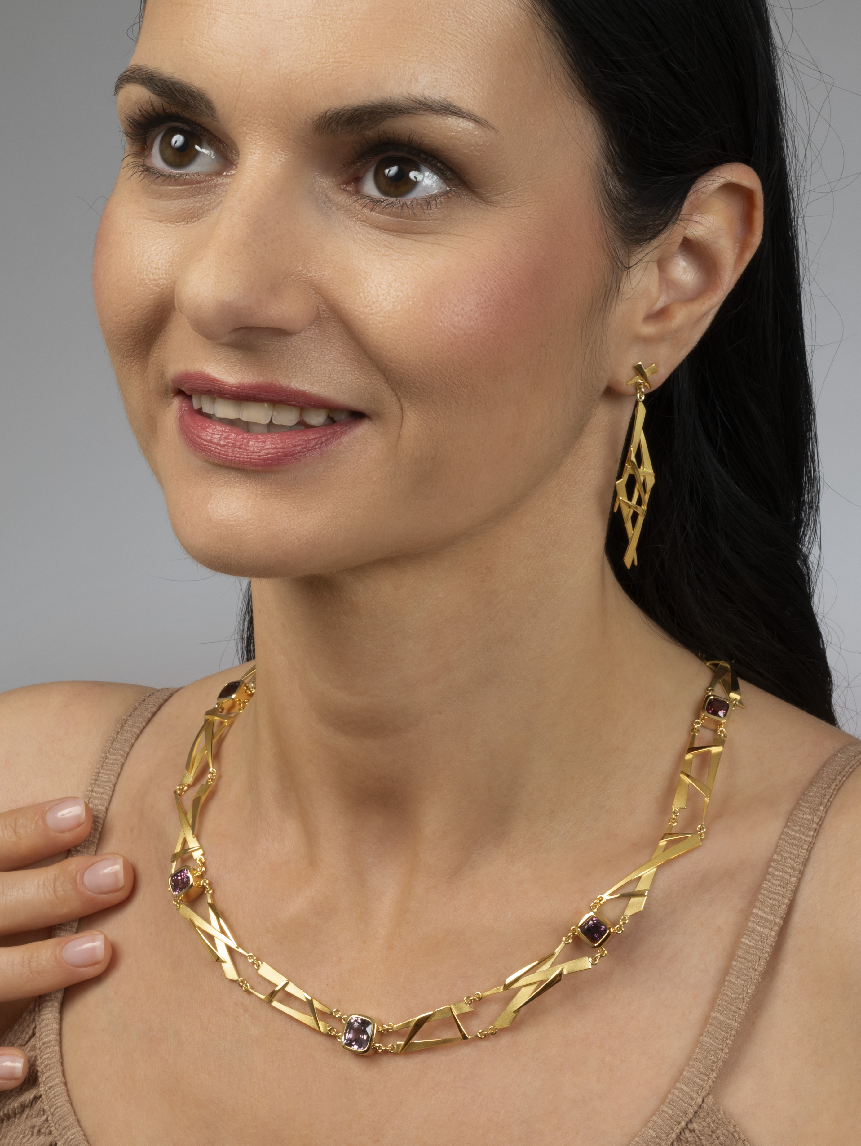 LESER Modelbild- Collier. RIng und Ohrstecker aus Gelbgold mit Spinell LESER Modelbild- Collier. RIng und Ohrstecker aus Gelbgold mit Spinell