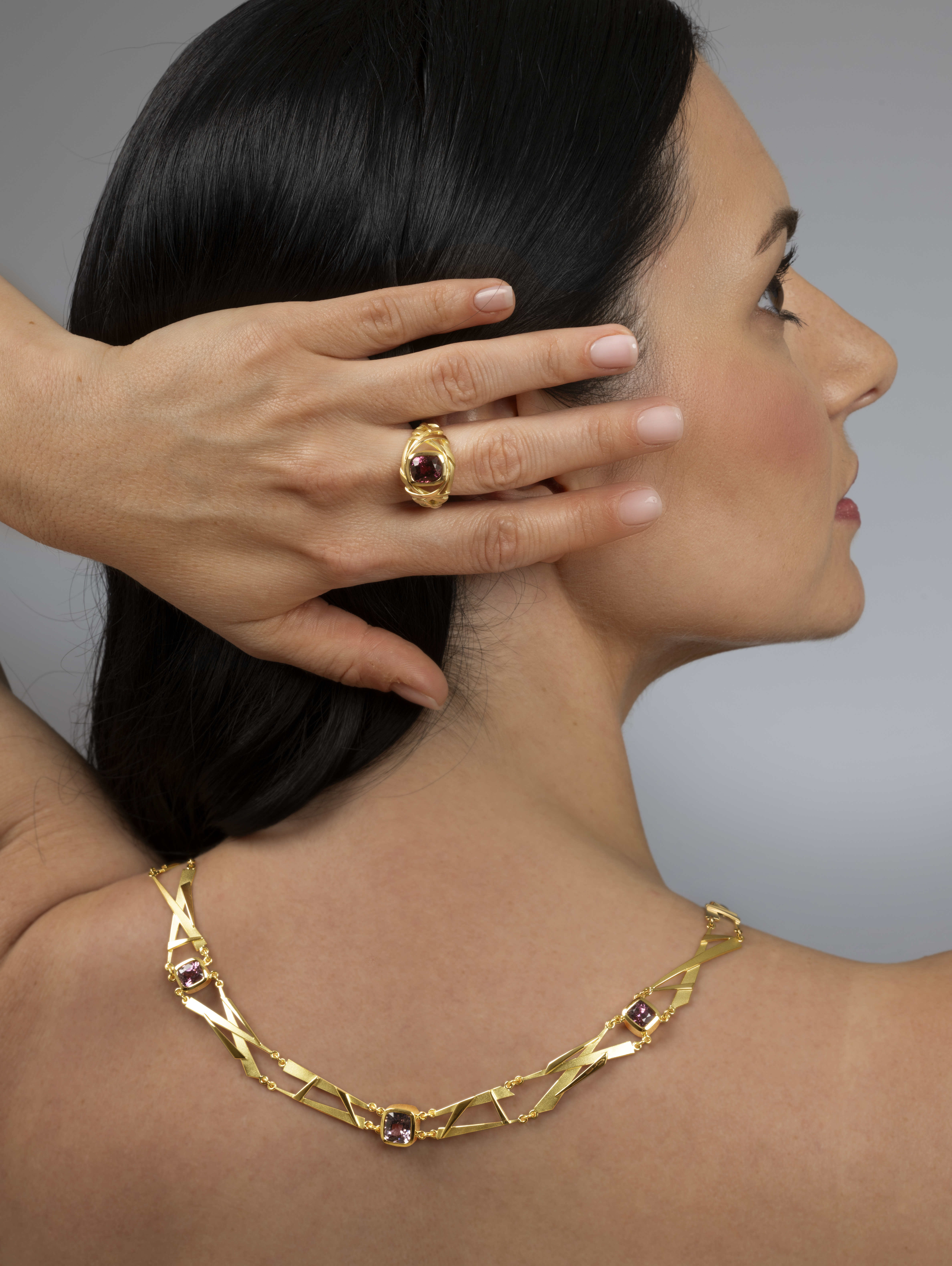 LESER Modelbild- Collier. RIng und Collier aus Gelbgold mit Spinell LESER Modelbild- Collier. RIng und Collier aus Gelbgold mit Spinell