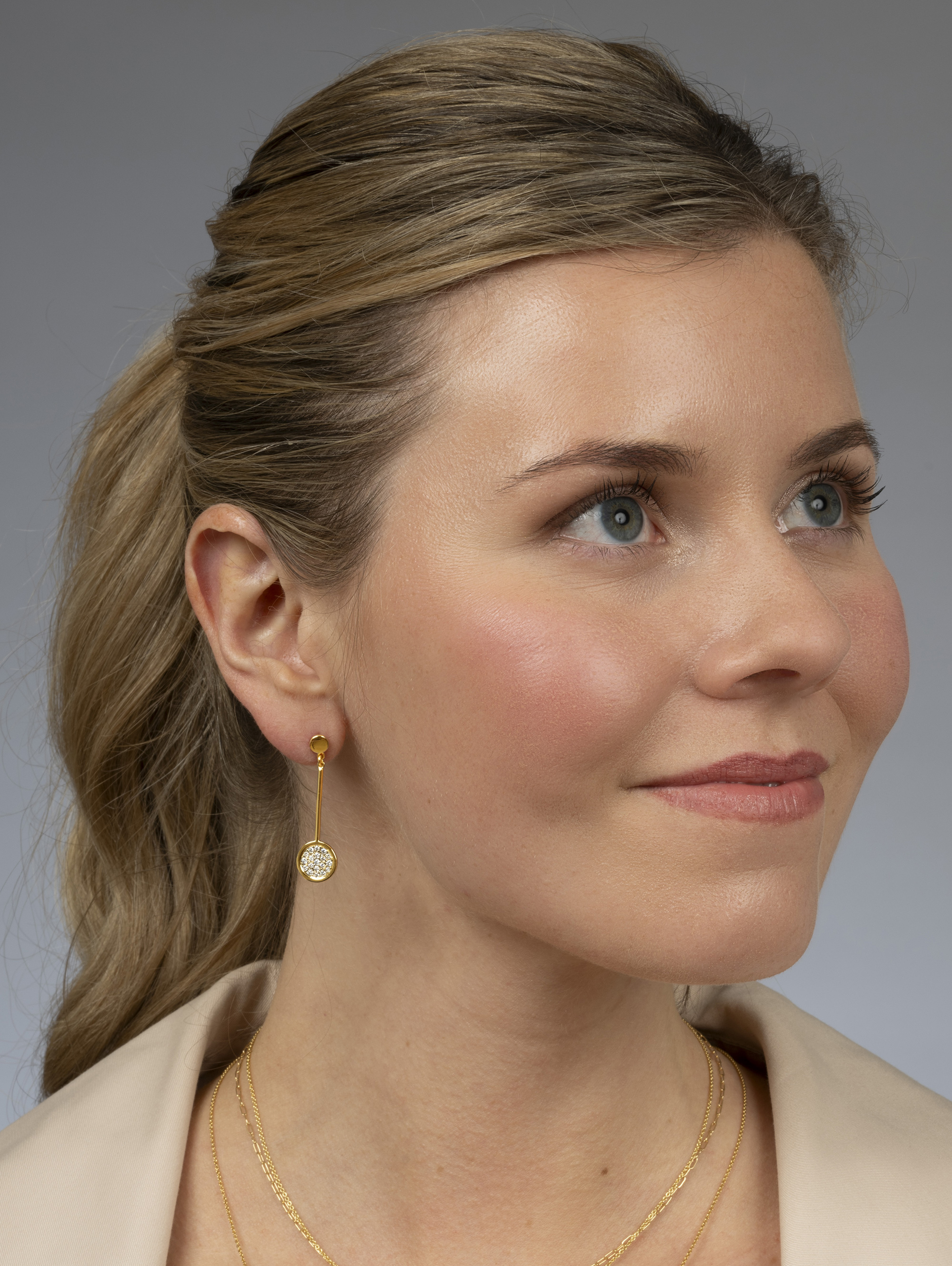 LESER Modelbild- JungerLuxus Ohrstecker hängend aus Gelbgold mit Brillanten LESER Modelbild- JungerLuxus Ohrstecker hängend aus Gelbgold mit Brillanten