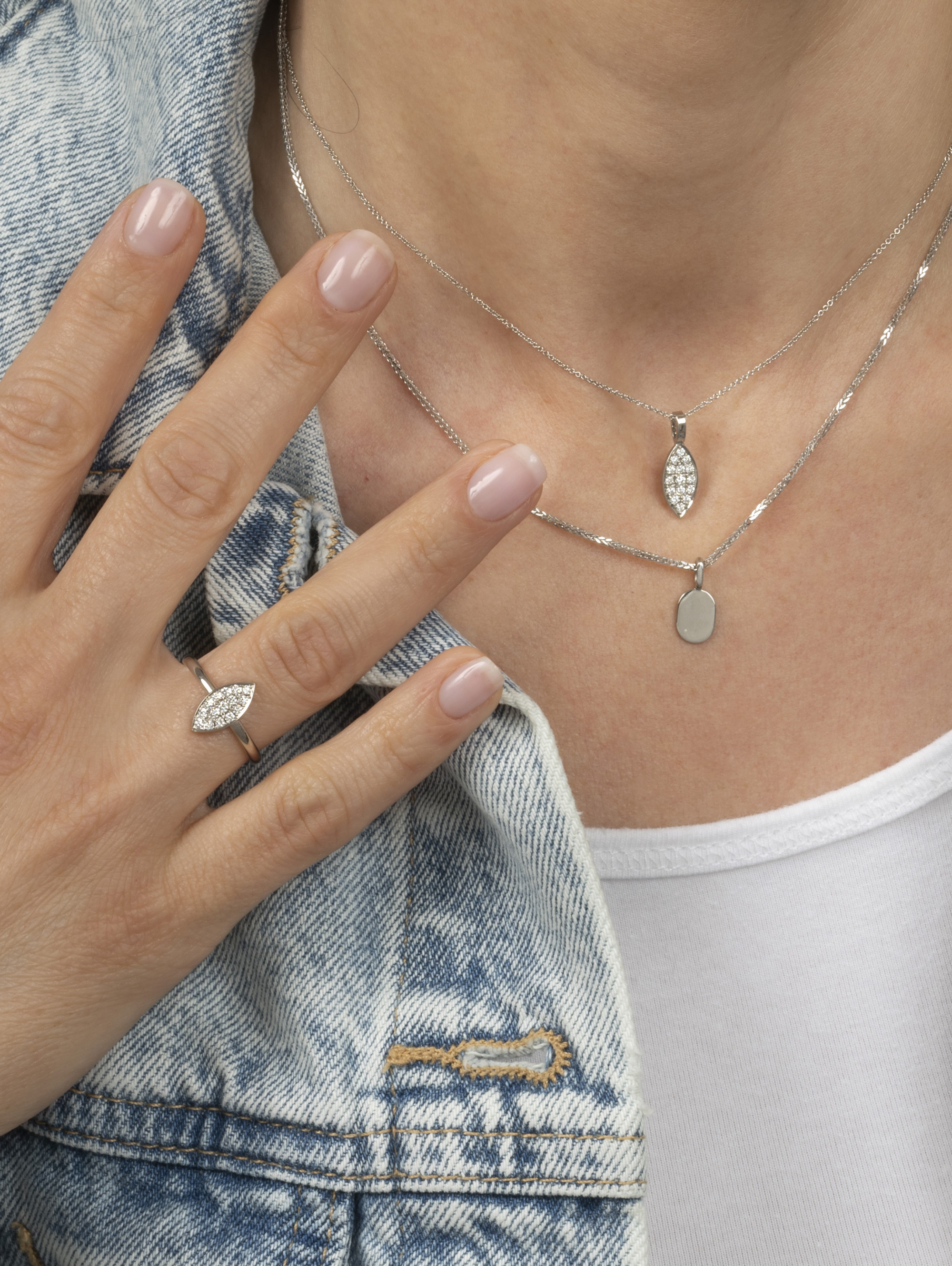 LESER Modelbild- JungerLuxus Anhänger, Gravurplatte und Ring aus Weißgold und Brillanten LESER Modelbild- JungerLuxus Anhänger, Gravurplatte und Ring aus Weißgold und Brillanten