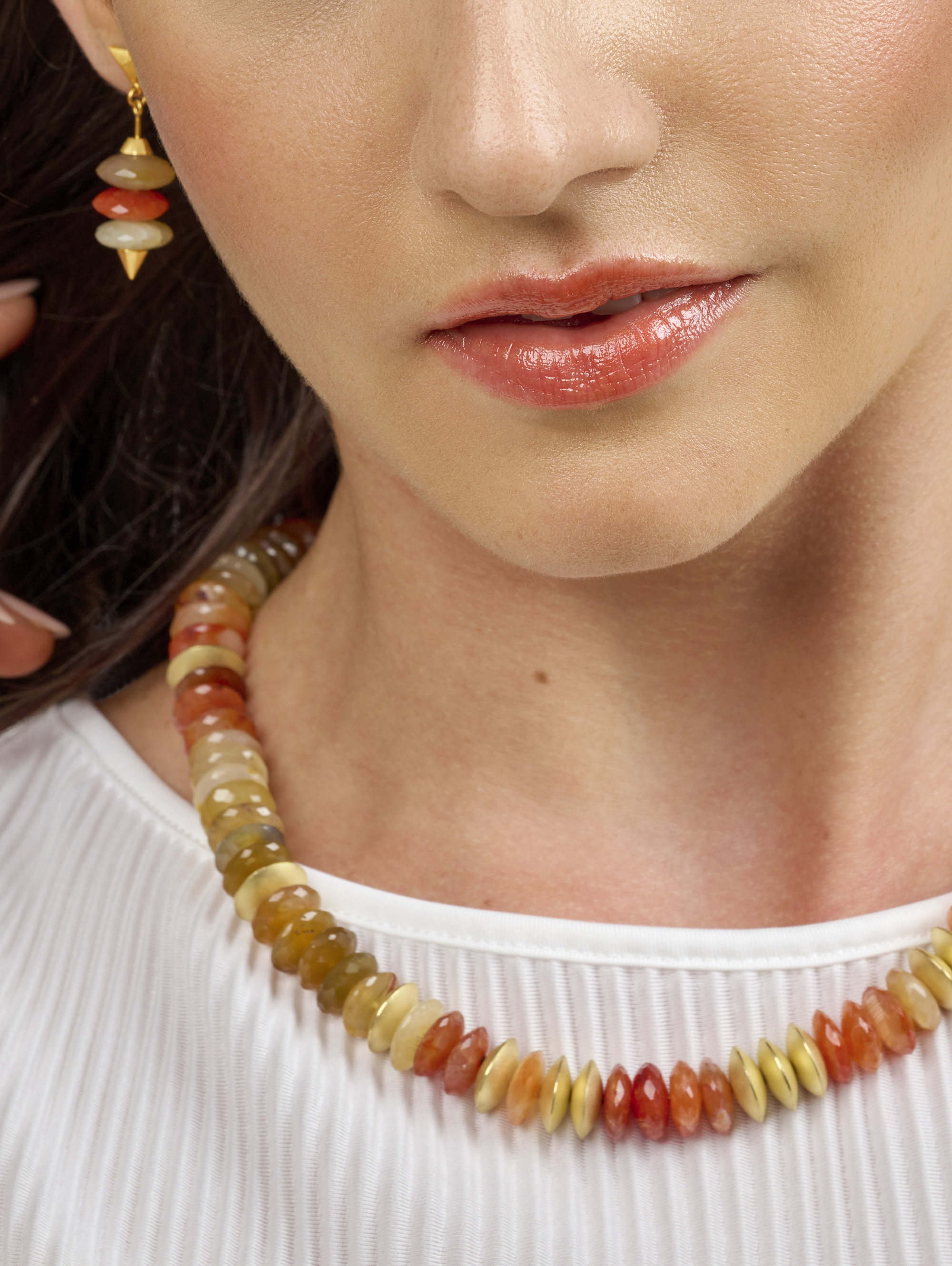 LESER Modelbild- Collier und Ohrstecker aus Gelbgold und Carneol LESER Modelbild- Collier und Ohrstecker aus Gelbgold und Carneol