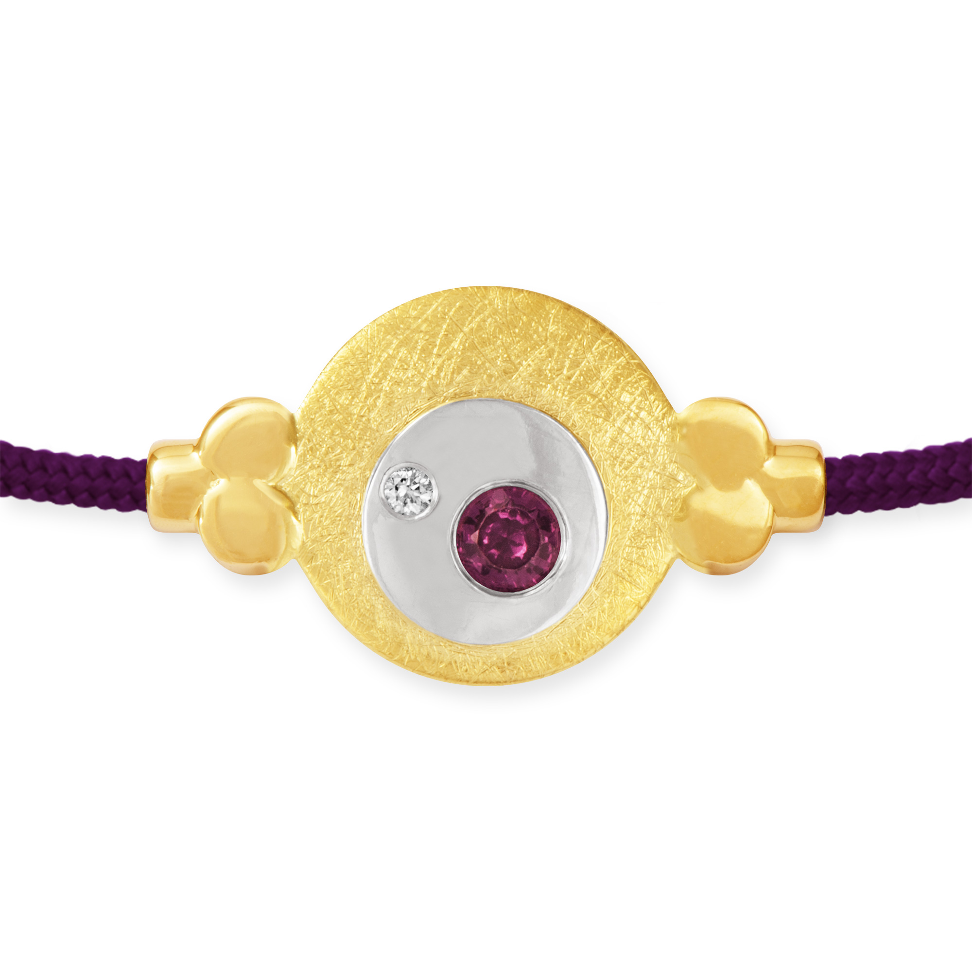 Zartes Armband aus einer Seidenschnur (Farbe Amethyst) mit einem runden Mittelteil aus 585 Gelbgold, darauf ein Kreis aus 585 Weißgold, besetzt mit einem Rubin und einem Brillant. Detailansicht Mittelteil.