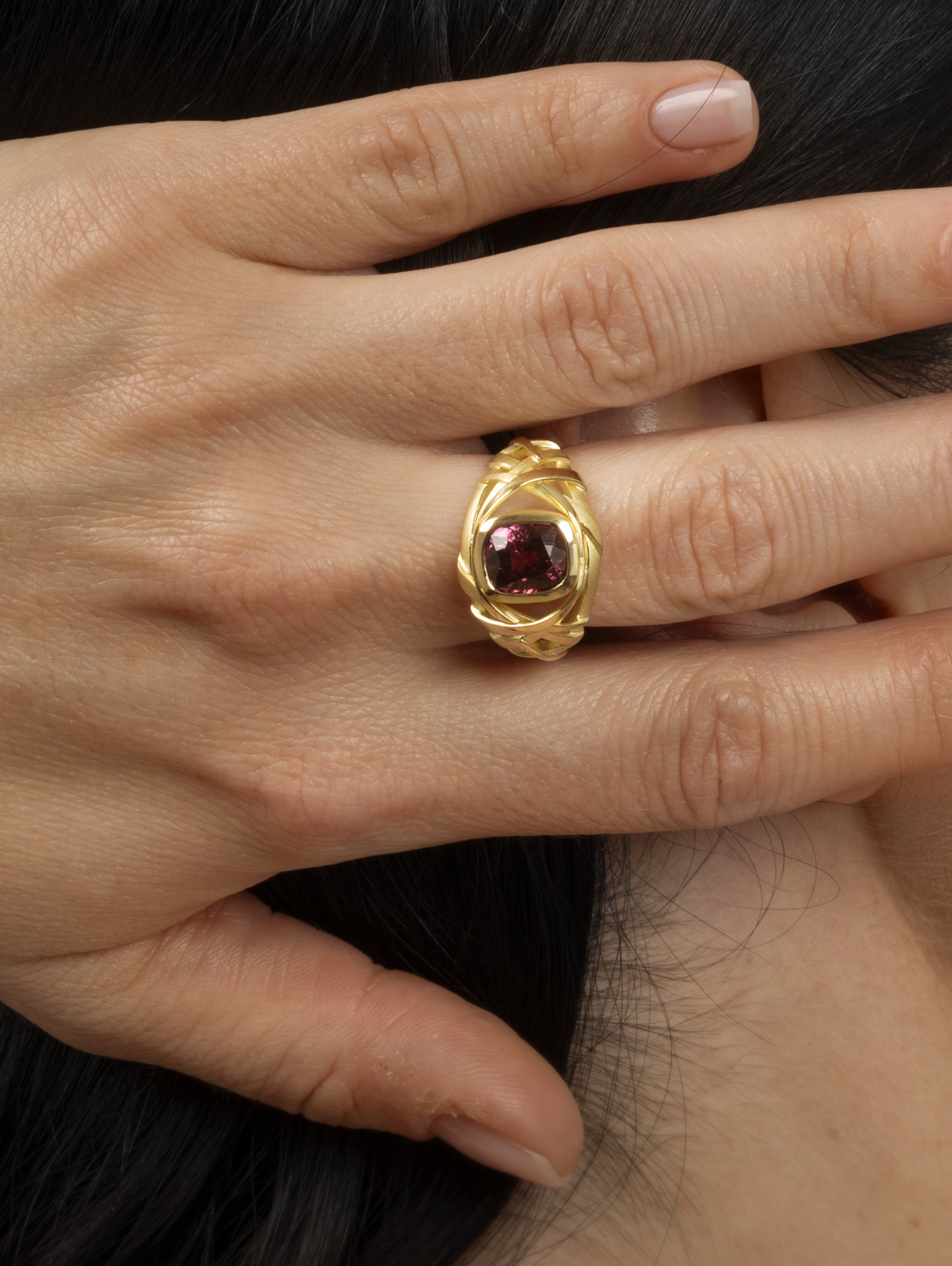 LESER Modelbild- Collier. RIng aus Gelbgold mit Spinell LESER Modelbild- Collier. RIng aus Gelbgold mit Spinell