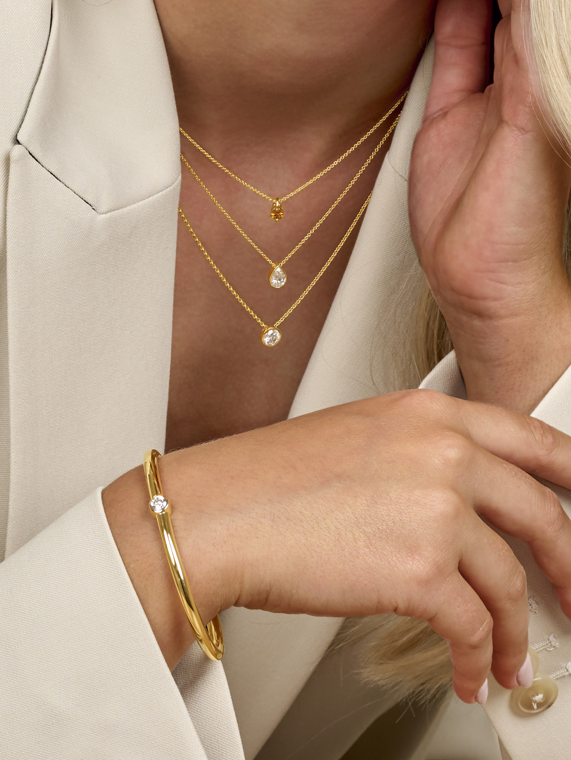 LESER Modelbild- Anhänger und Armspange aus Gelbgold und Brillant LESER Modelbild- Anhänger und Armspange aus Gelbgold und Brillant