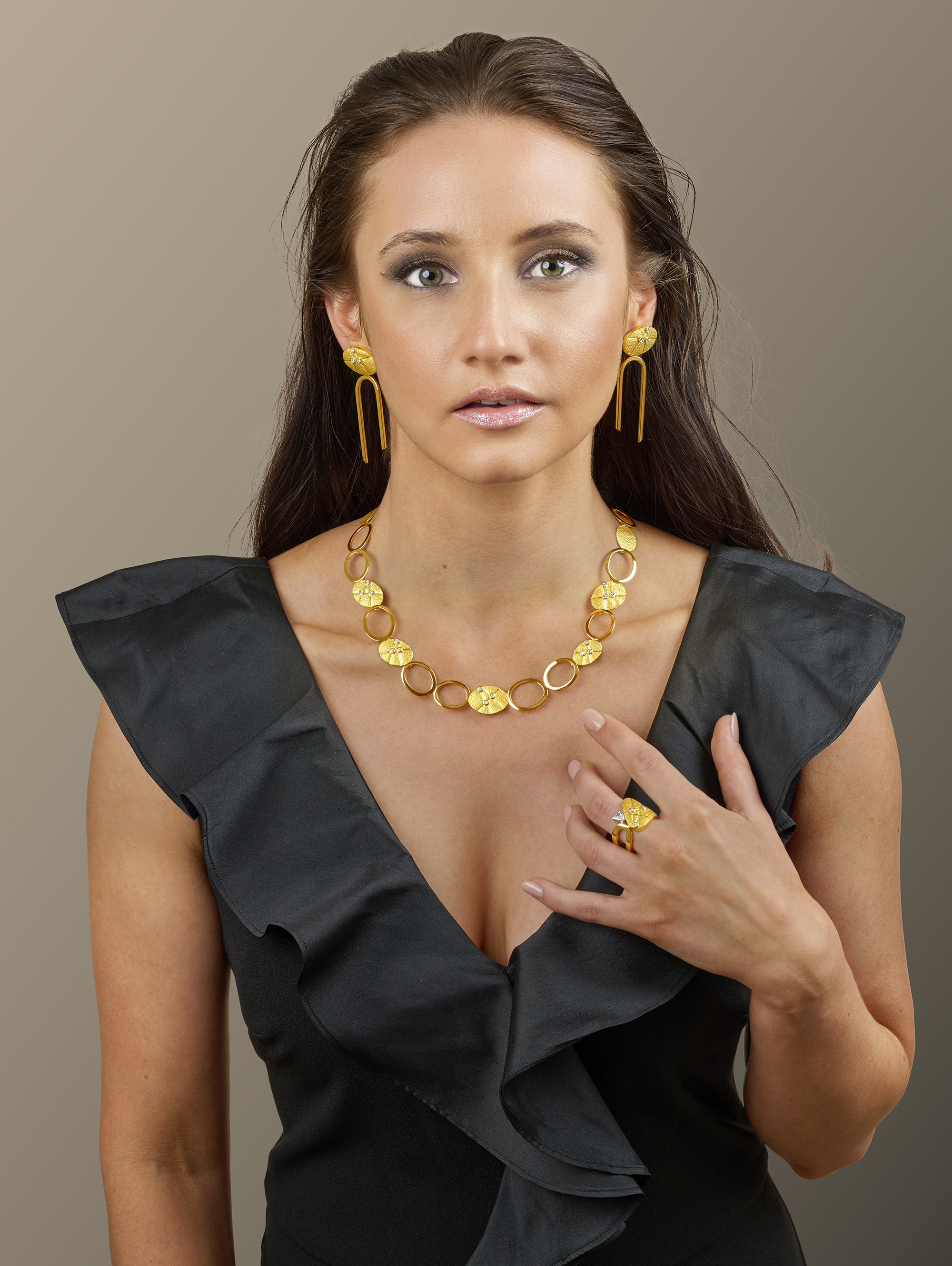 LESER Modelbilder- Collier Kieselstein und Ring aus Gelbgold mit Brillanten LESER Modelbilder- Collier Kieselstein und Ring aus Gelbgold mit Brillanten