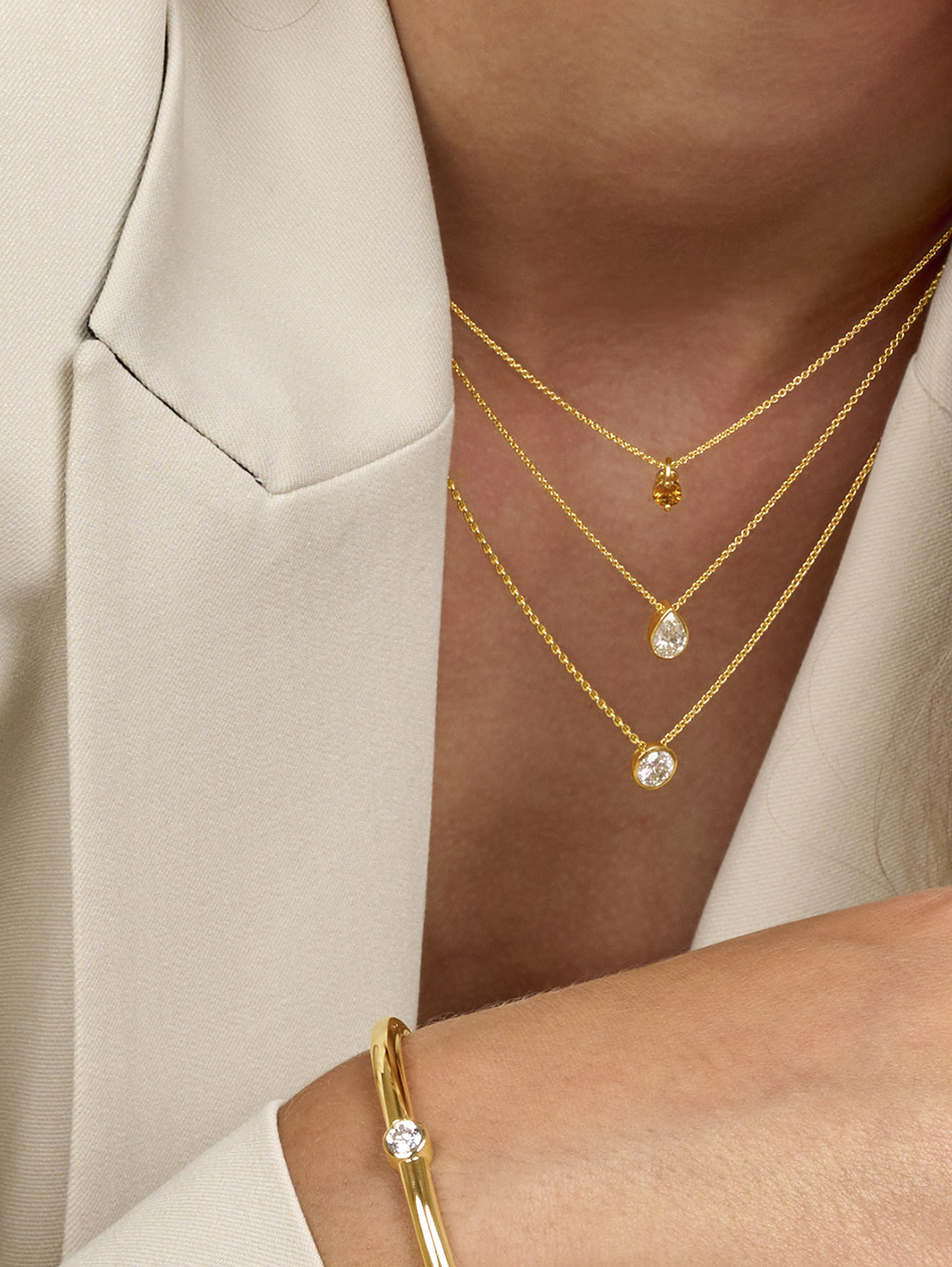 LESER Modelbild- Anhänger und Armspange aus Gelbgold und Brillant LESER Modelbild- Anhänger und Armspange aus Gelbgold und Brillant