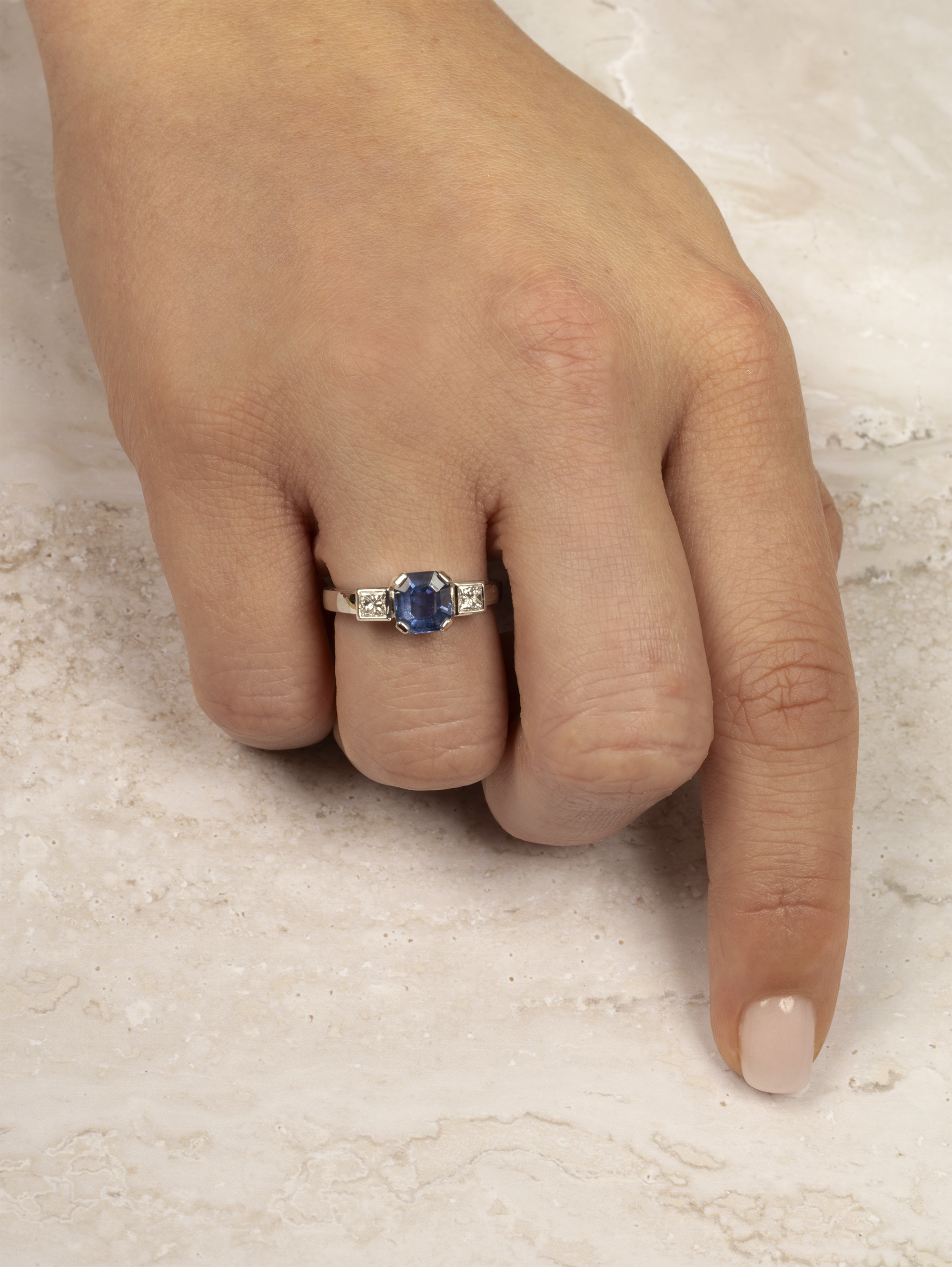 LESER Modelbild- Ring aus Weißgold mit Saphir LESER Modelbild- Ring aus Weißgold mit Saphir