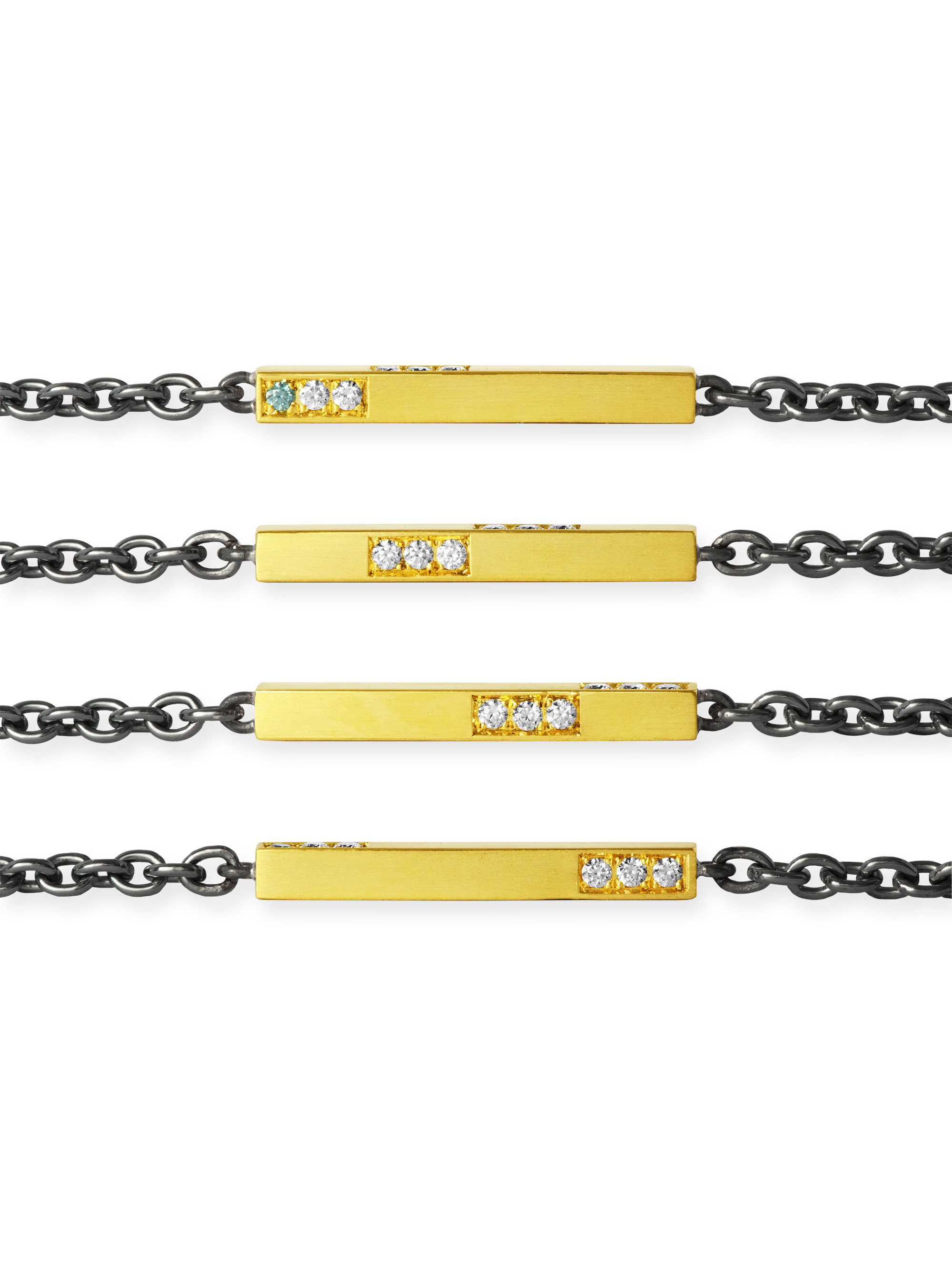 Gliederarmband aus 925 Silber oxydiert und einem Stab aus 750 Gelbgold (18 Karat) mit 4 Seiten. Jede Seite ist mit 3 Brillanten besetzt. Detailansicht