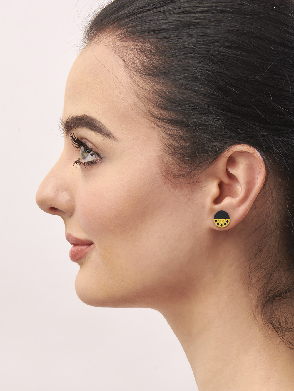 LESER Modelbild-Ohr-Gelbgold-Carbon-112423 LESER Modelbild-Ohr-Gelbgold-Carbon-112423