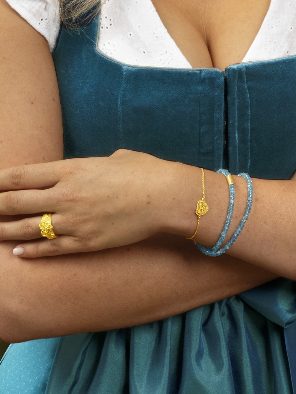 LESER Modelbild- Volksfestherz Ring und Armband aus Gelbgold LESER Modelbild- Volksfestherz Ring und Armband aus Gelbgold