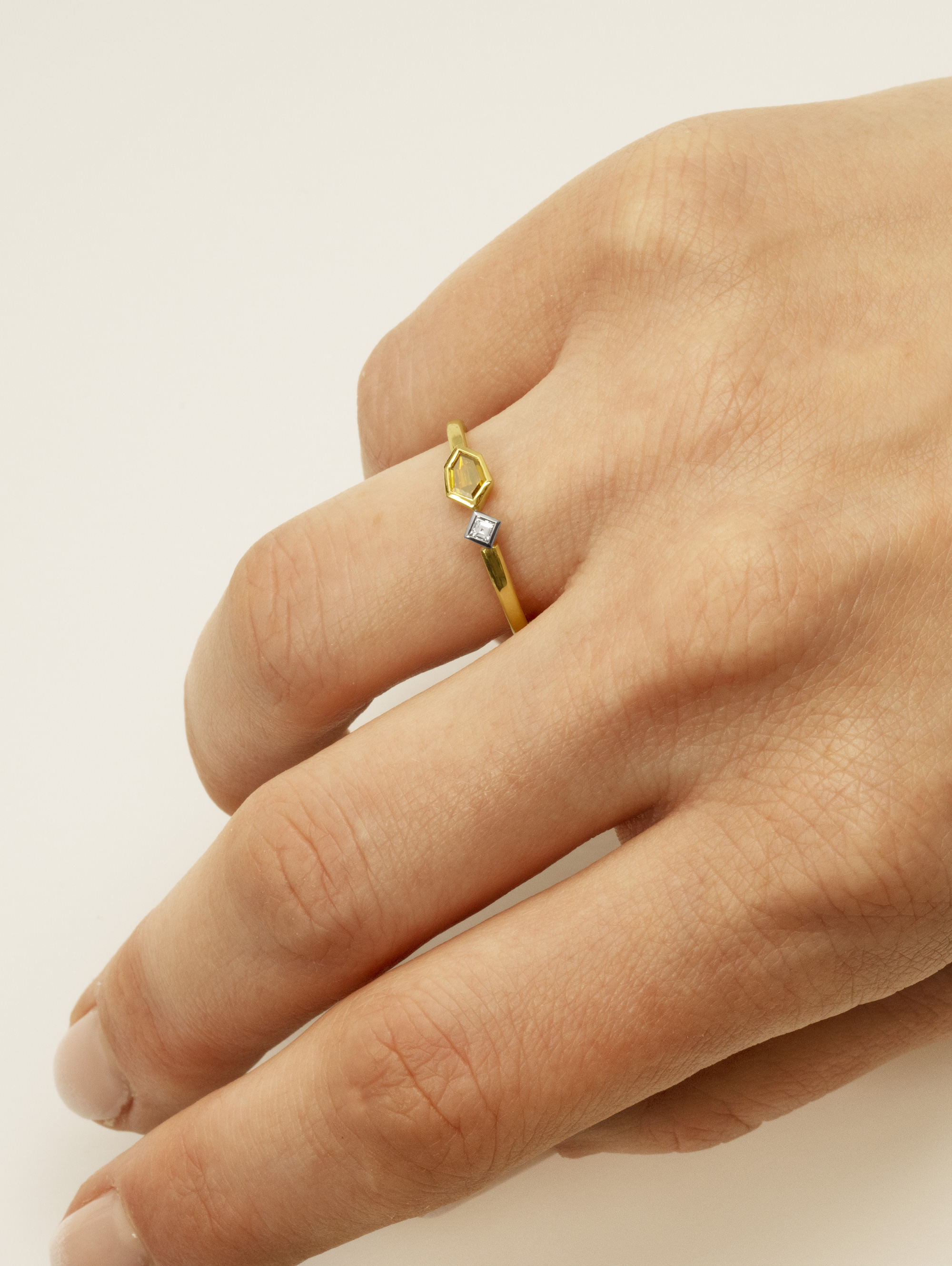 LESER Modelbild- Ring aus Gelbgold mit Diamanten LESER Modelbild- Ring aus Gelbgold mit Diamanten