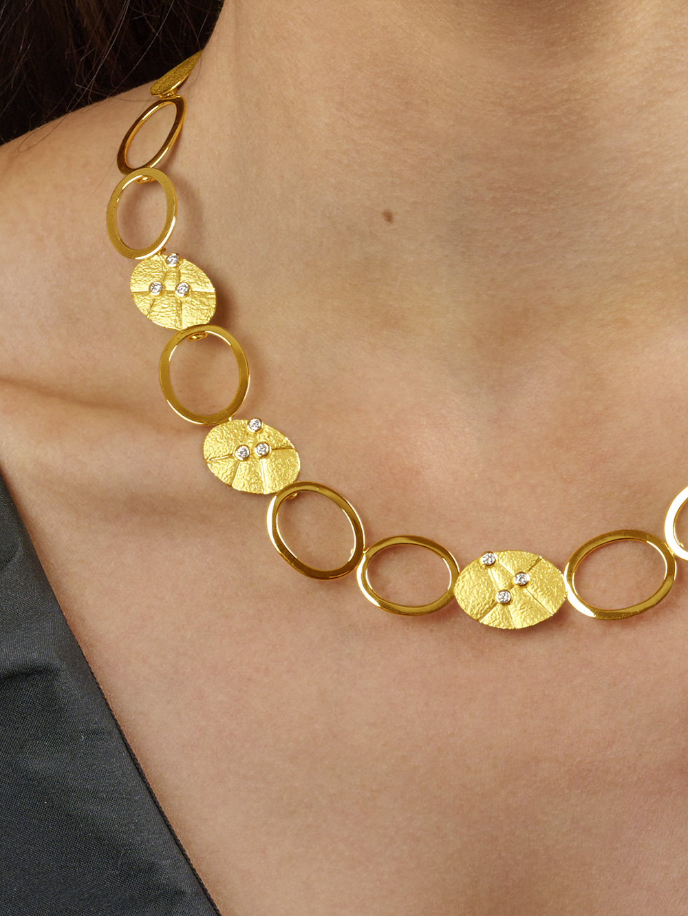 LESER Modelbilder- Collier Kieselstein aus Gelbgold mit Brillanten LESER Modelbilder- Collier Kieselstein aus Gelbgold mit Brillanten