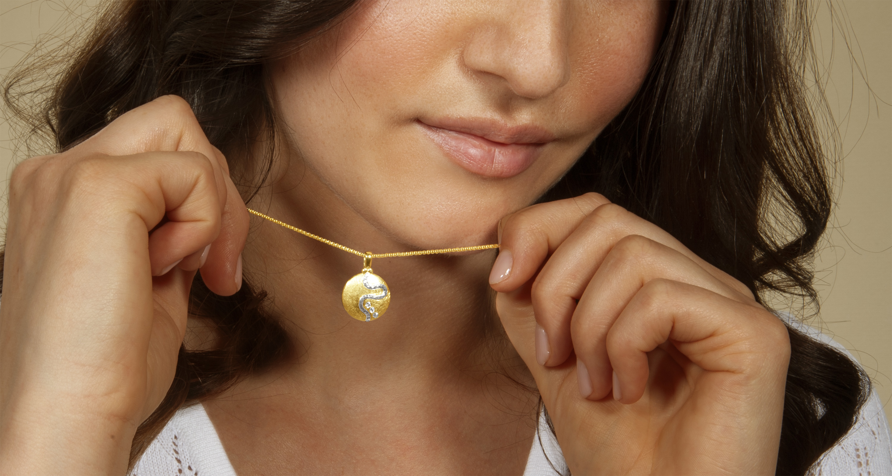 LESER Designschmuck-Anhaenger-Banner