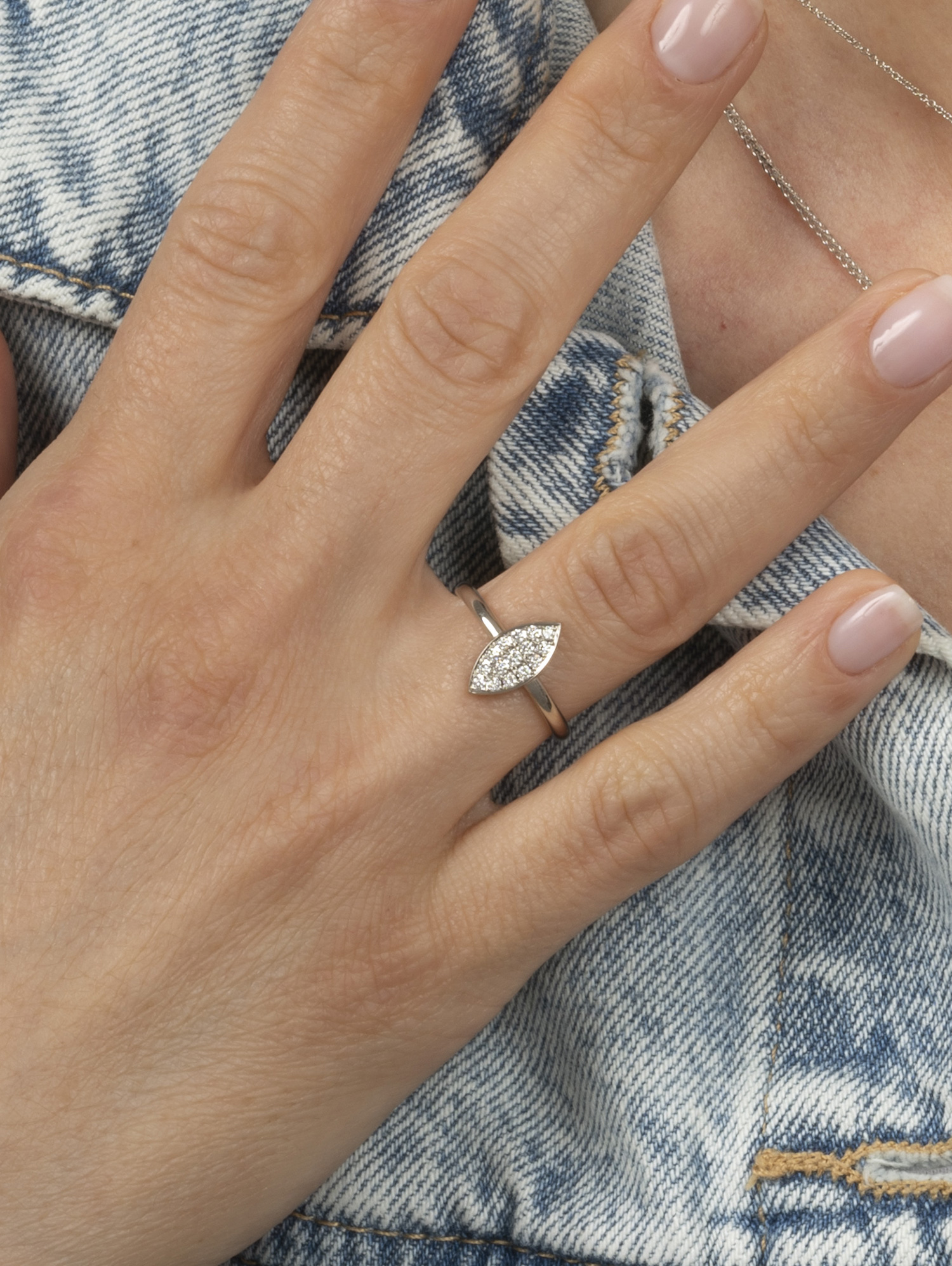 LESER Modelbild- Junger Luxus Ring aus Weißgold und Brillanten LESER Modelbild- Junger Luxus Ring aus Weißgold und Brillanten