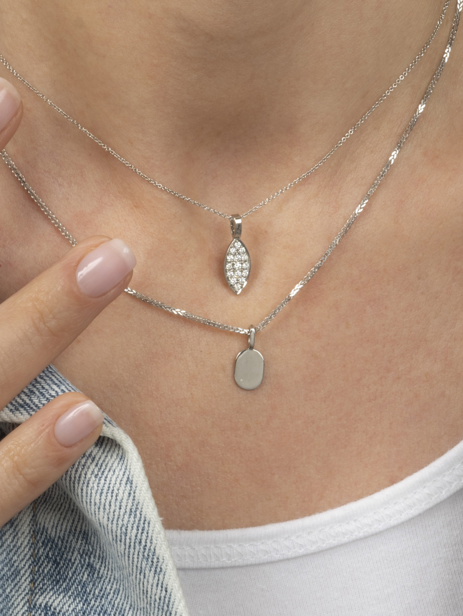 LESER Modelbild- Junger Luxus Anhänger und Gravurplatte aus Weißgold und Brillanten LESER Modelbild- Junger Luxus Anhänger und Gravurplatte aus Weißgold und Brillanten