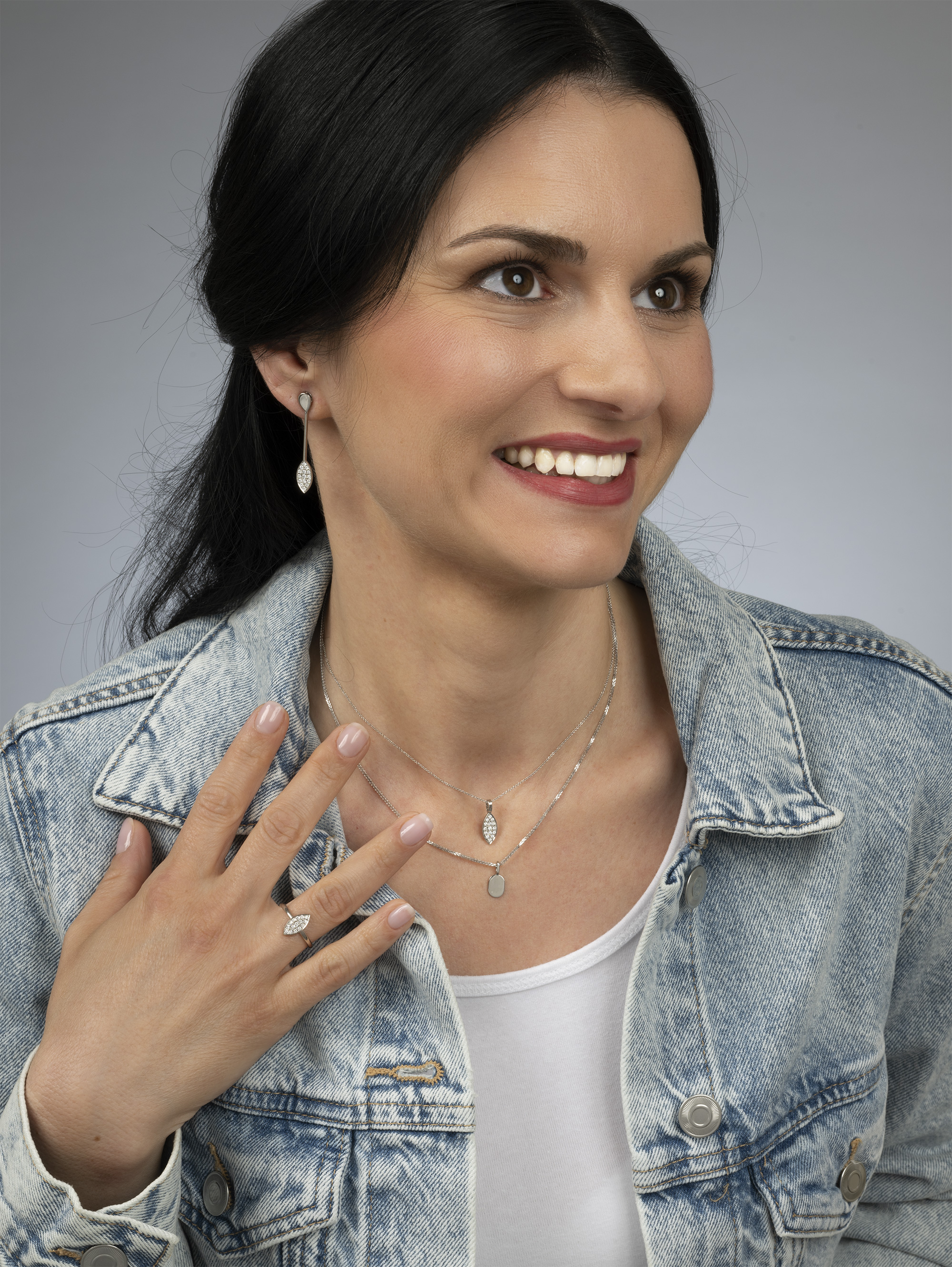 LESER Modelbild- Junger Luxus Anhänger, Ohrstecker hängend und RIng aus Weißgold und Brillanten LESER Modelbild- Junger Luxus Anhänger, Ohrstecker hängend und RIng aus Weißgold und Brillanten