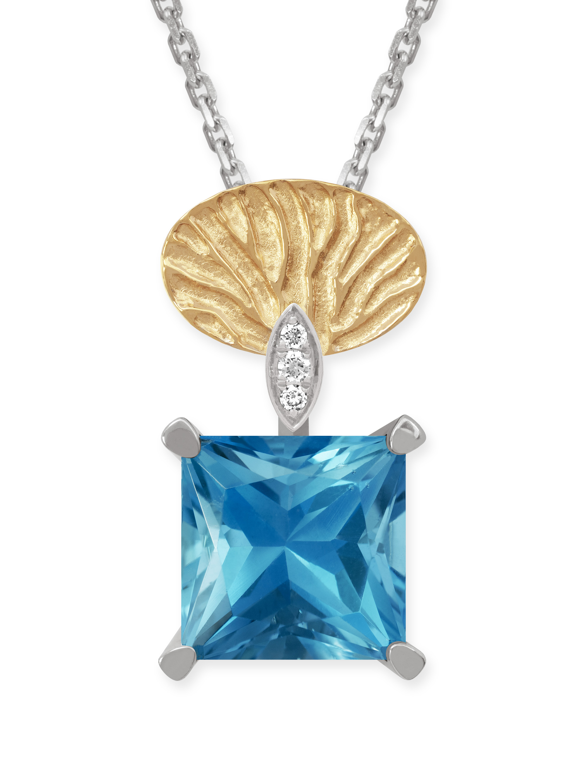 Anhänger mit einem reliefartigen Oval aus 750 Roségold, einem Topas Londonblue im Princess-Schliff, gefasst in 750 Weißgold und 3 Brillanten. Vorderansicht. Der Anhänger gehört zur Gruppe Albero.