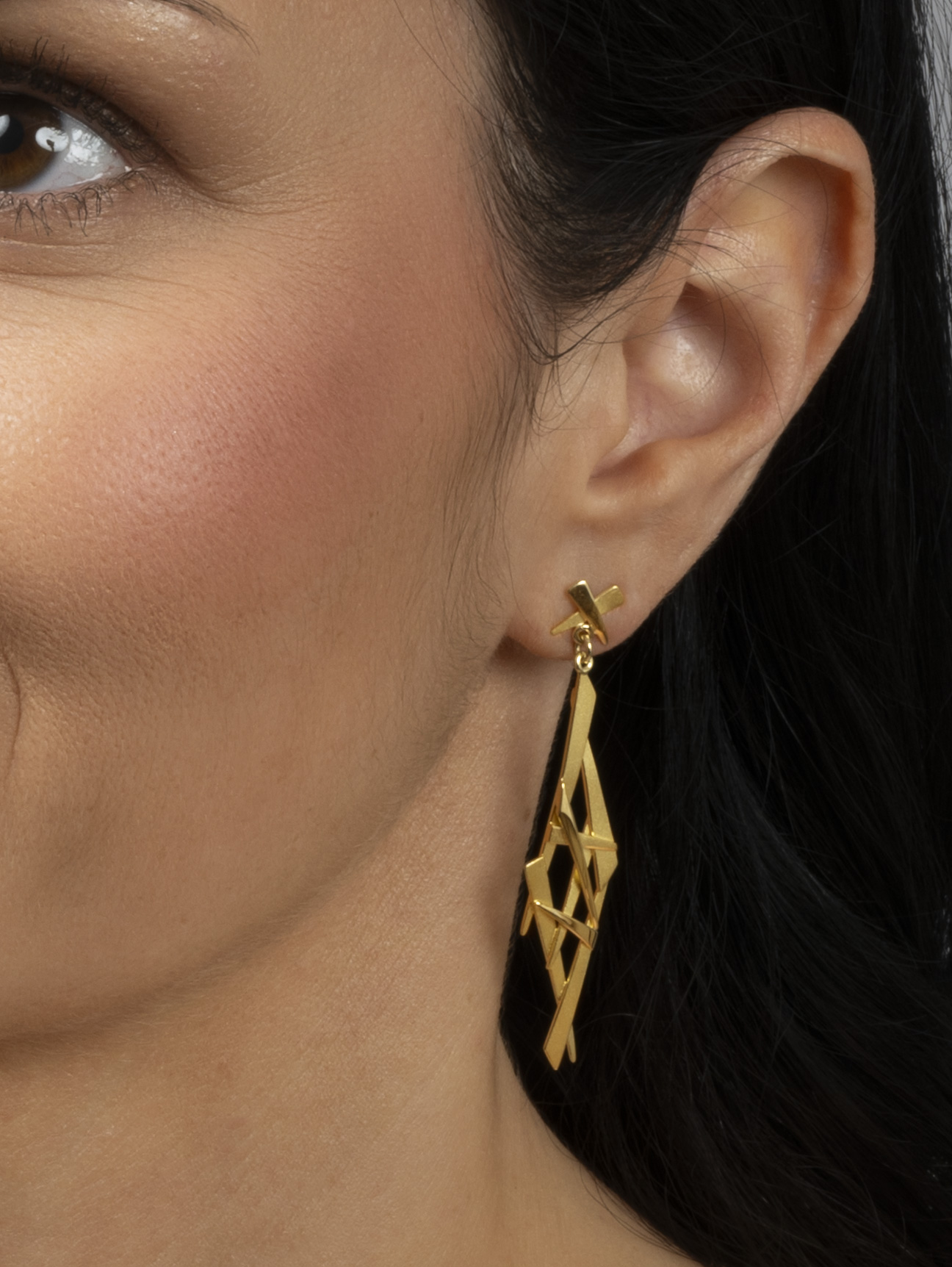 LESER Modelbild- Ohrstecker hängend aus Gelbgold LESER Modelbild- Ohrstecker hängend aus Gelbgold