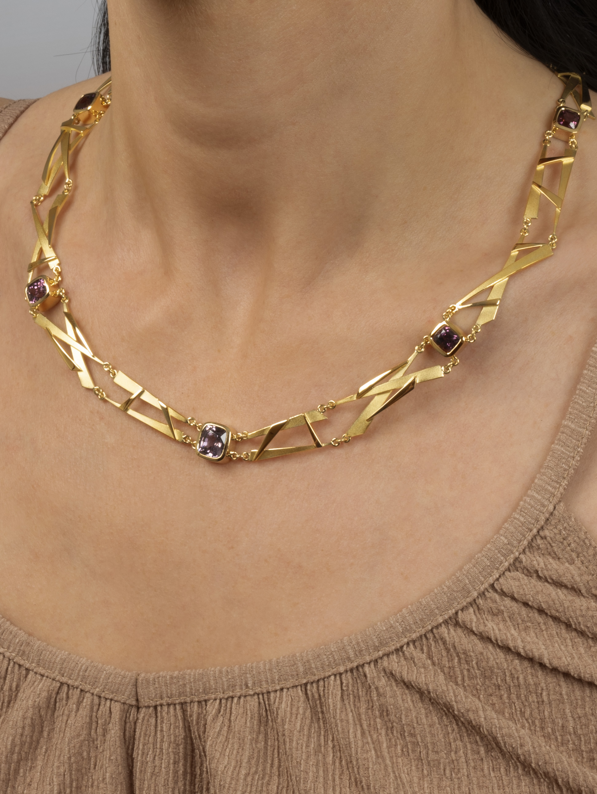 LESER Modelbild- Collier. RIng und aus Gelbgold mit Spinell LESER Modelbild- Collier. RIng und aus Gelbgold mit Spinell
