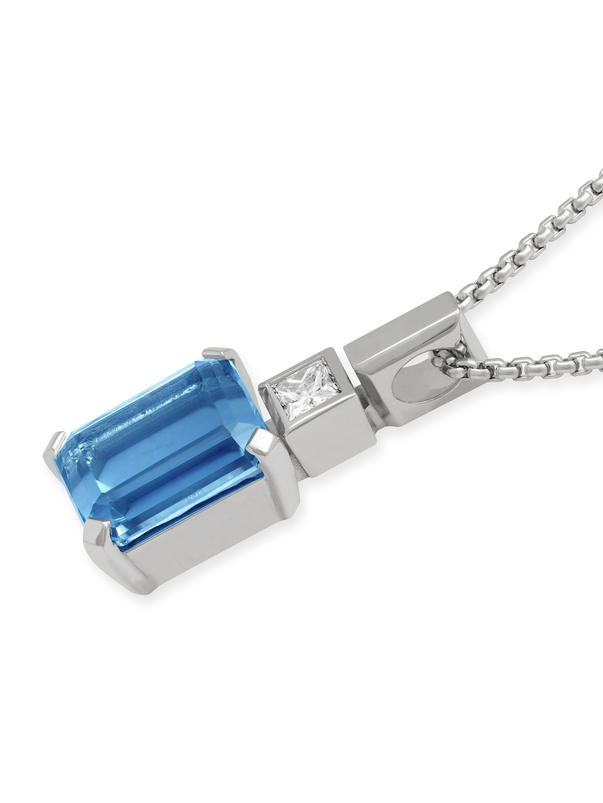 Anhänger aus 750 Weißgold (18 Karat), ein Diamant im Princess-Schliff und ein Aquamarin im Achtkant-Schliff. Seitenansicht.