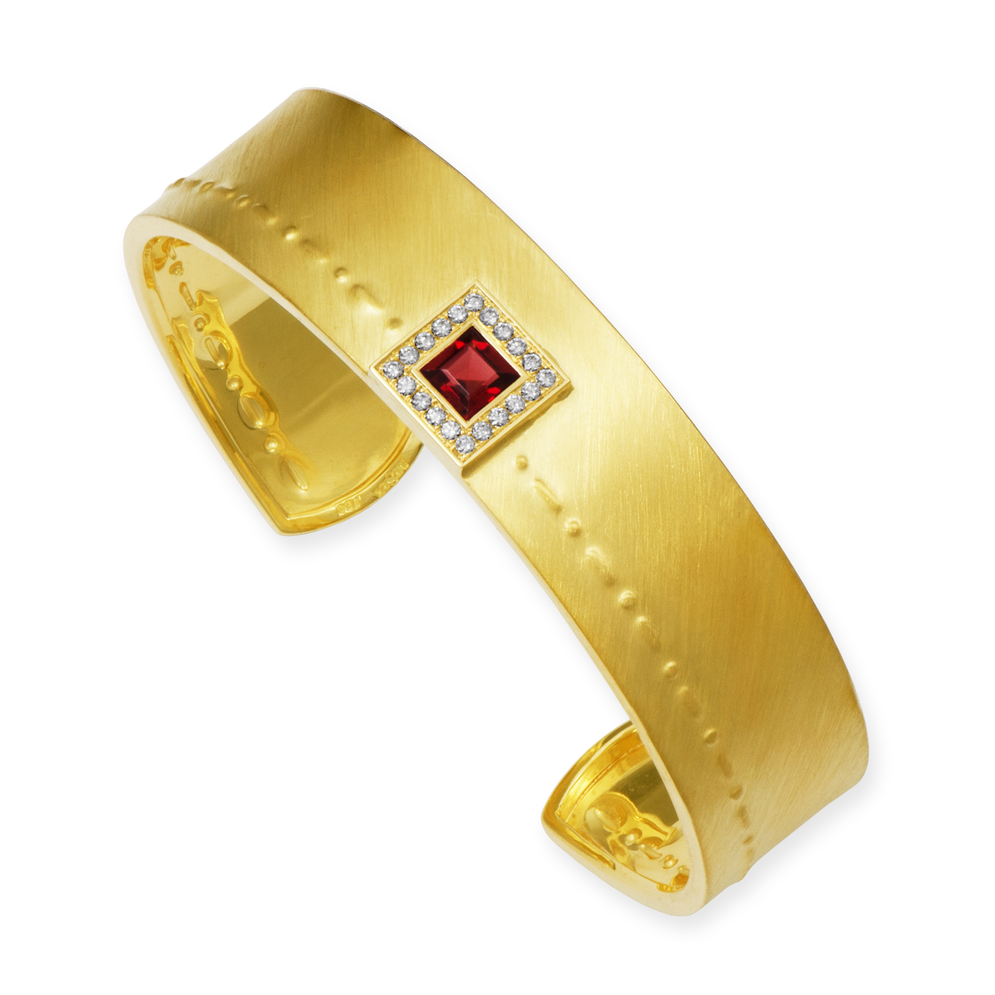 Armspange aus 750/Gelbgold und einem quadratischen Granat eingefasst mit Brillianten