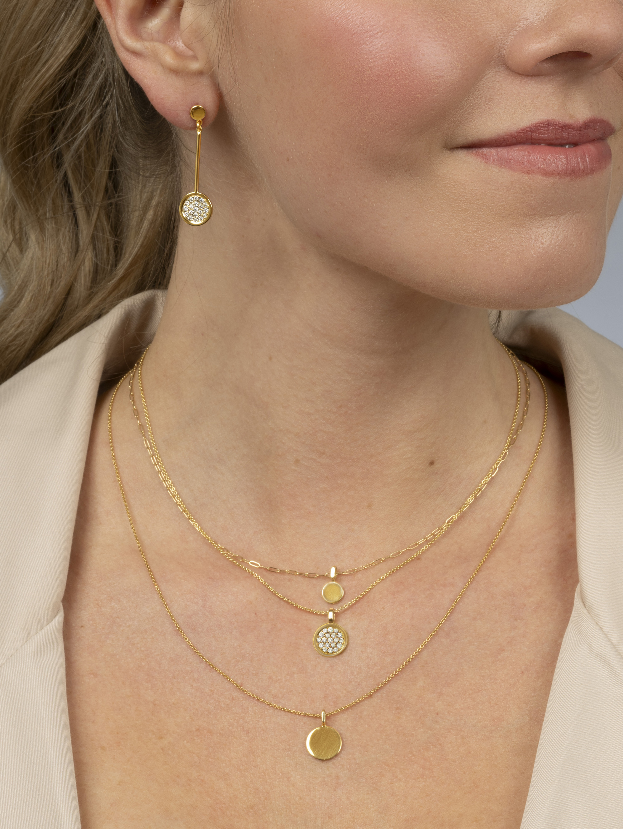 LESER Modelbild- JungerLuxus Anhänger, Gravurplatte und Ohrstecker aus Gelbgold und Brillanten LESER Modelbild- JungerLuxus Anhänger, Gravurplatte und Ohrstecker aus Gelbgold und Brillanten