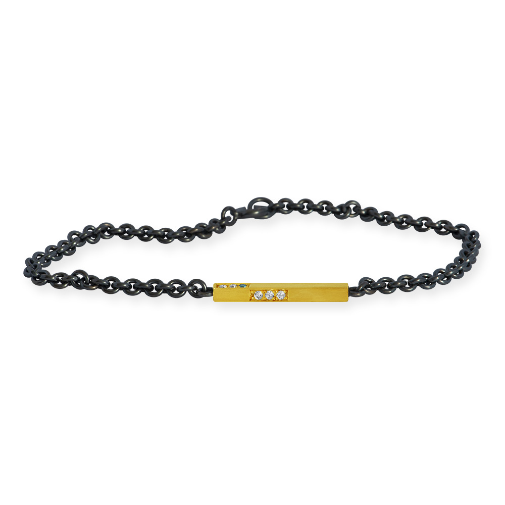 Gliederarmband aus 925 Silber oxydiert und einem Stab aus 750 Gelbgold (18 Karat) mit 4 Seiten. Jede Seite ist mit 3 Brillanten besetzt. Das Armband hat einen Karabinerverschluss.