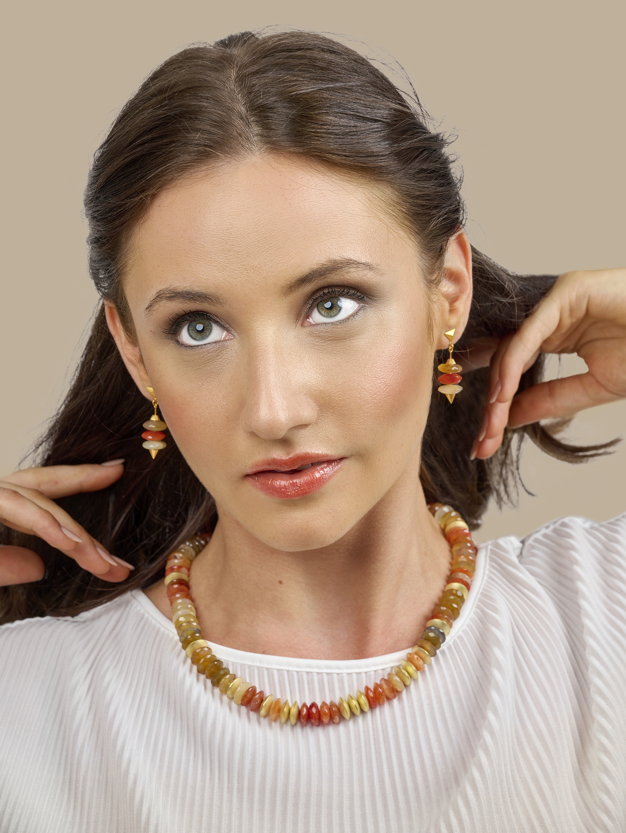 LESER Modelbild- Collier und Ohrstecker aus Gelbgold und Carneol LESER Modelbild- Collier und Ohrstecker aus Gelbgold und Carneol