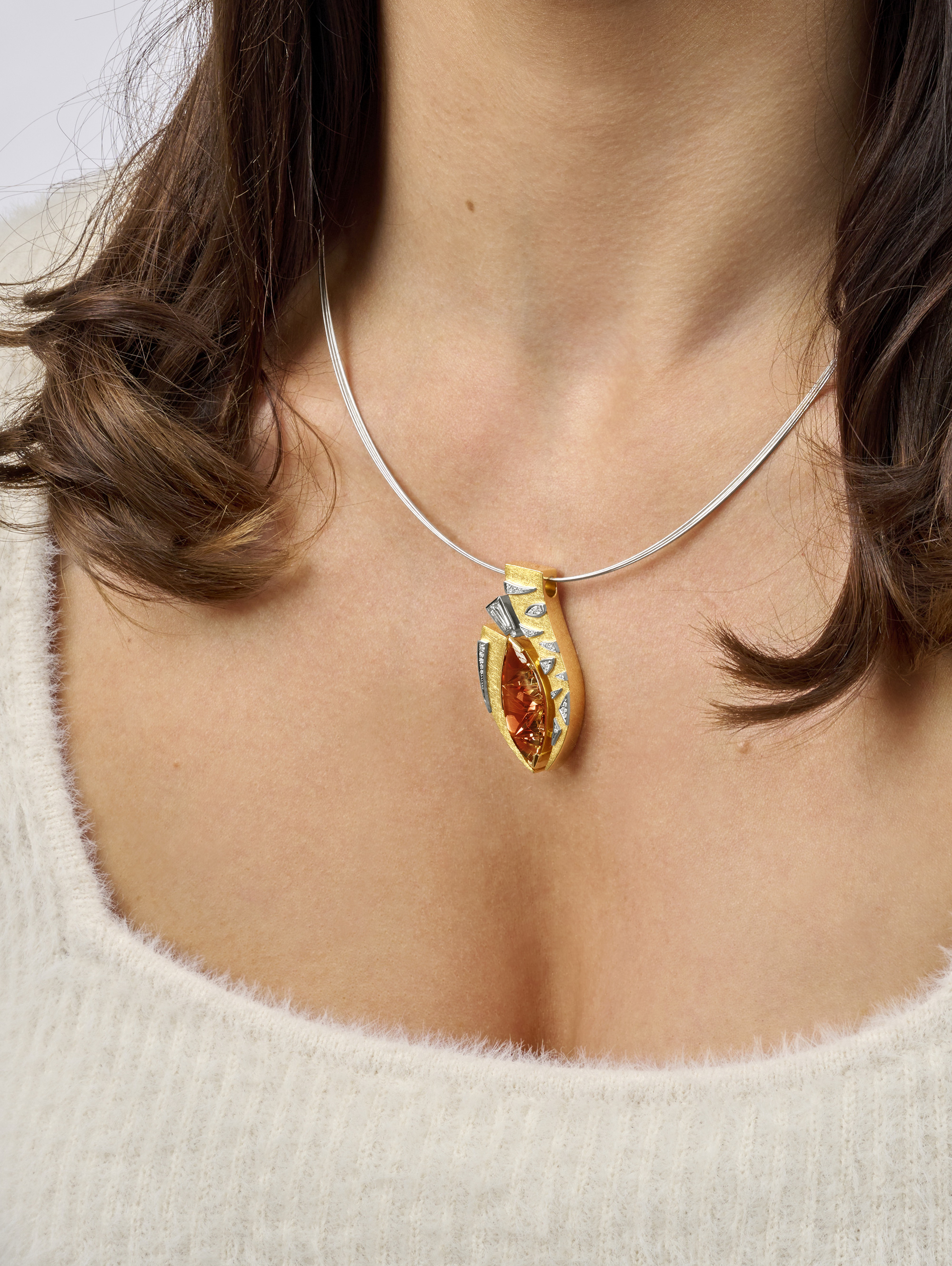 LESER Modelbild- Anhänger aus Gelbgold mit Sonnenstein und Brillanten LESER Modelbild- Anhänger aus Gelbgold mit Sonnenstein und Brillanten