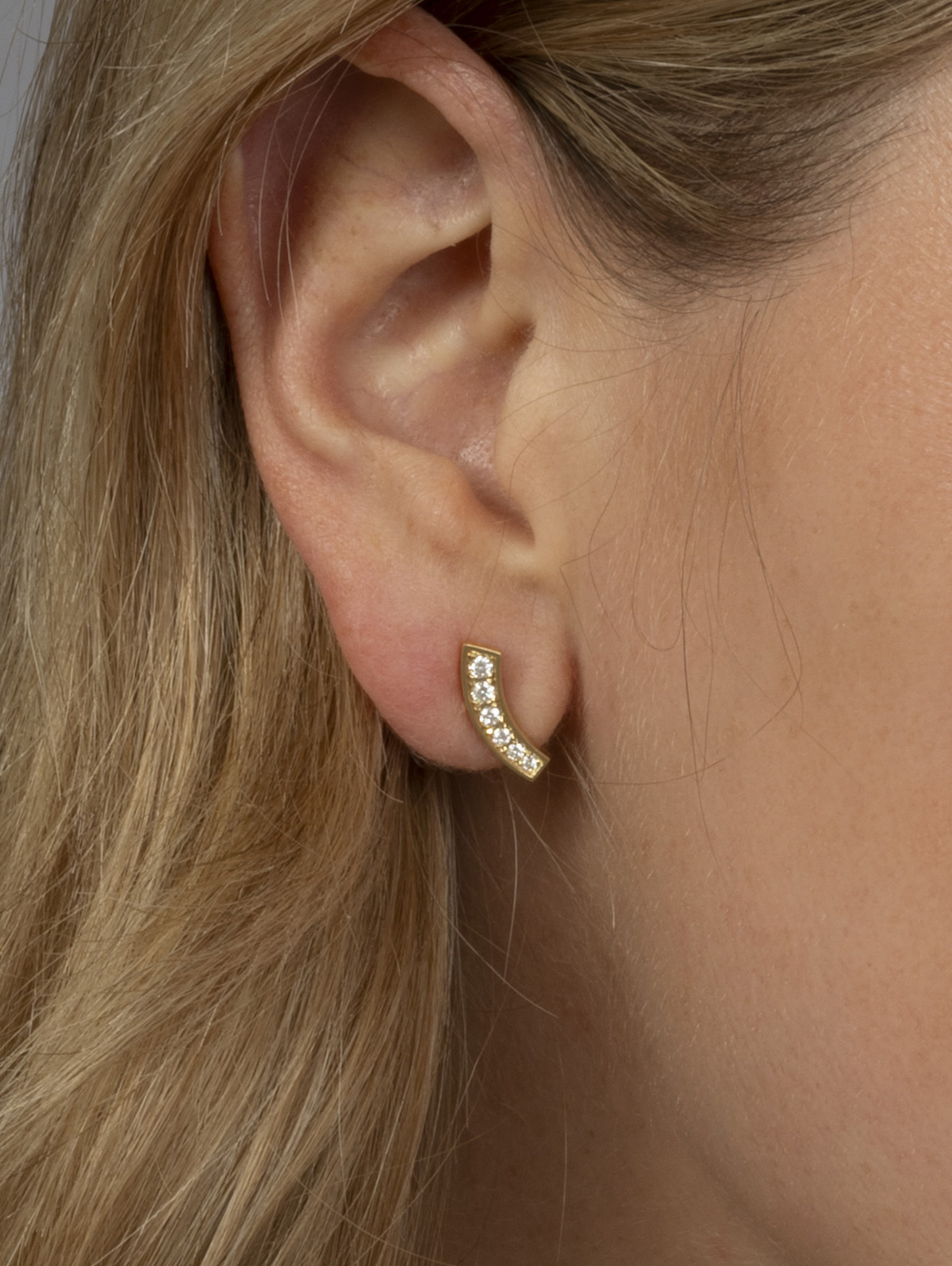 LESER Modelbild- Junger Luxus Ohrstecker aus Gelbgold und Brillanten LESER Modelbild- Junger Luxus Ohrstecker aus Gelbgold und Brillanten