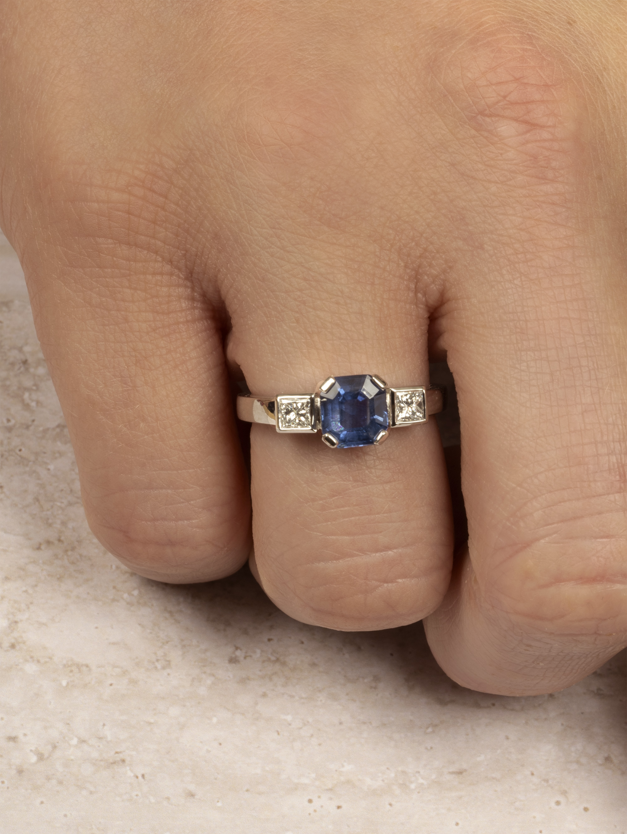 LESER Modelbild- Ring aus Weißgold mit Saphir LESER Modelbild- Ring aus Weißgold mit Saphir