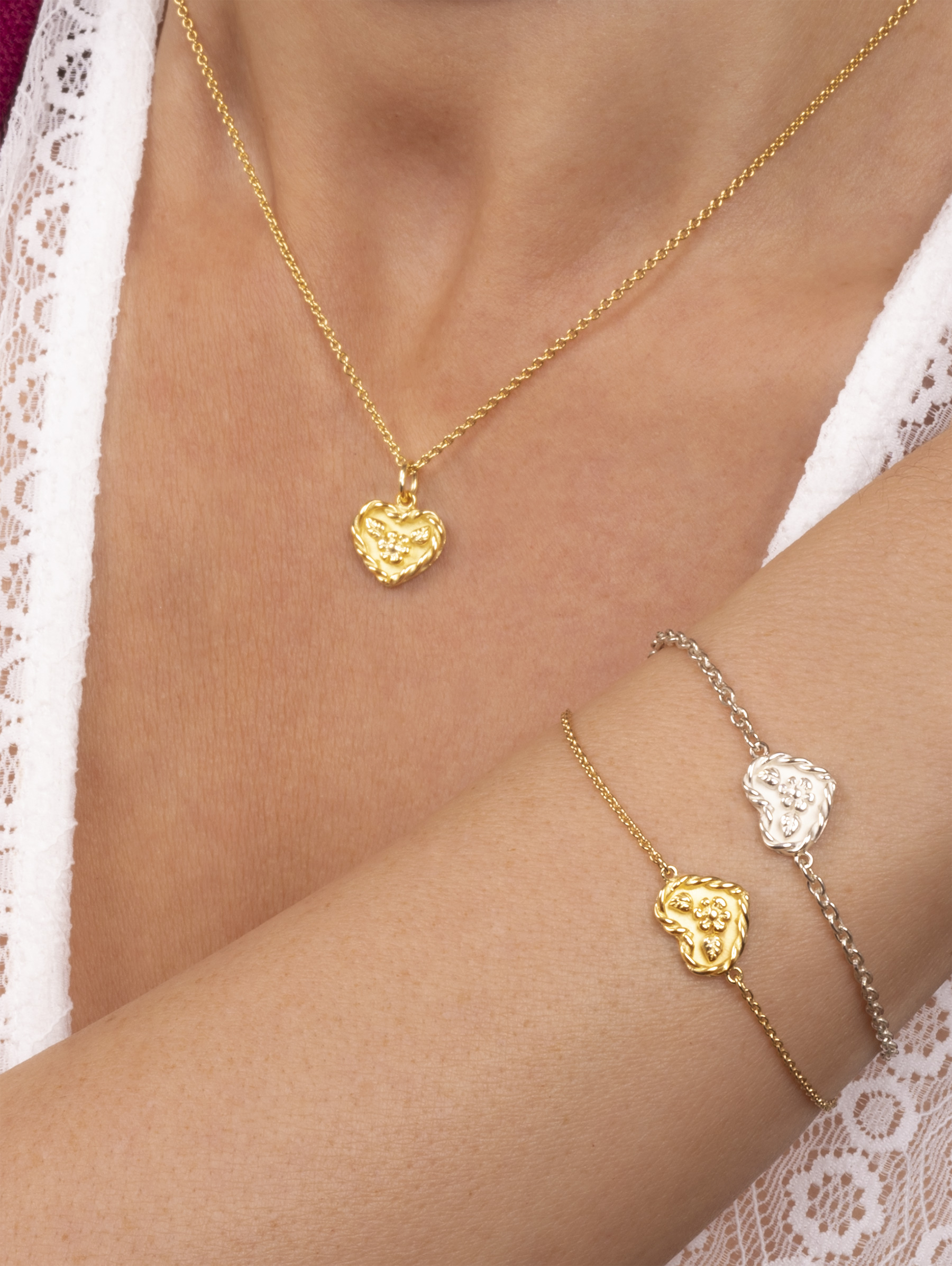 LESER Modelbild- Volksfestherz Anhänger und Armbänder aus Gelbgold und Silber LESER Modelbild- Volksfestherz Anhänger und Armbänder aus Gelbgold und Silber